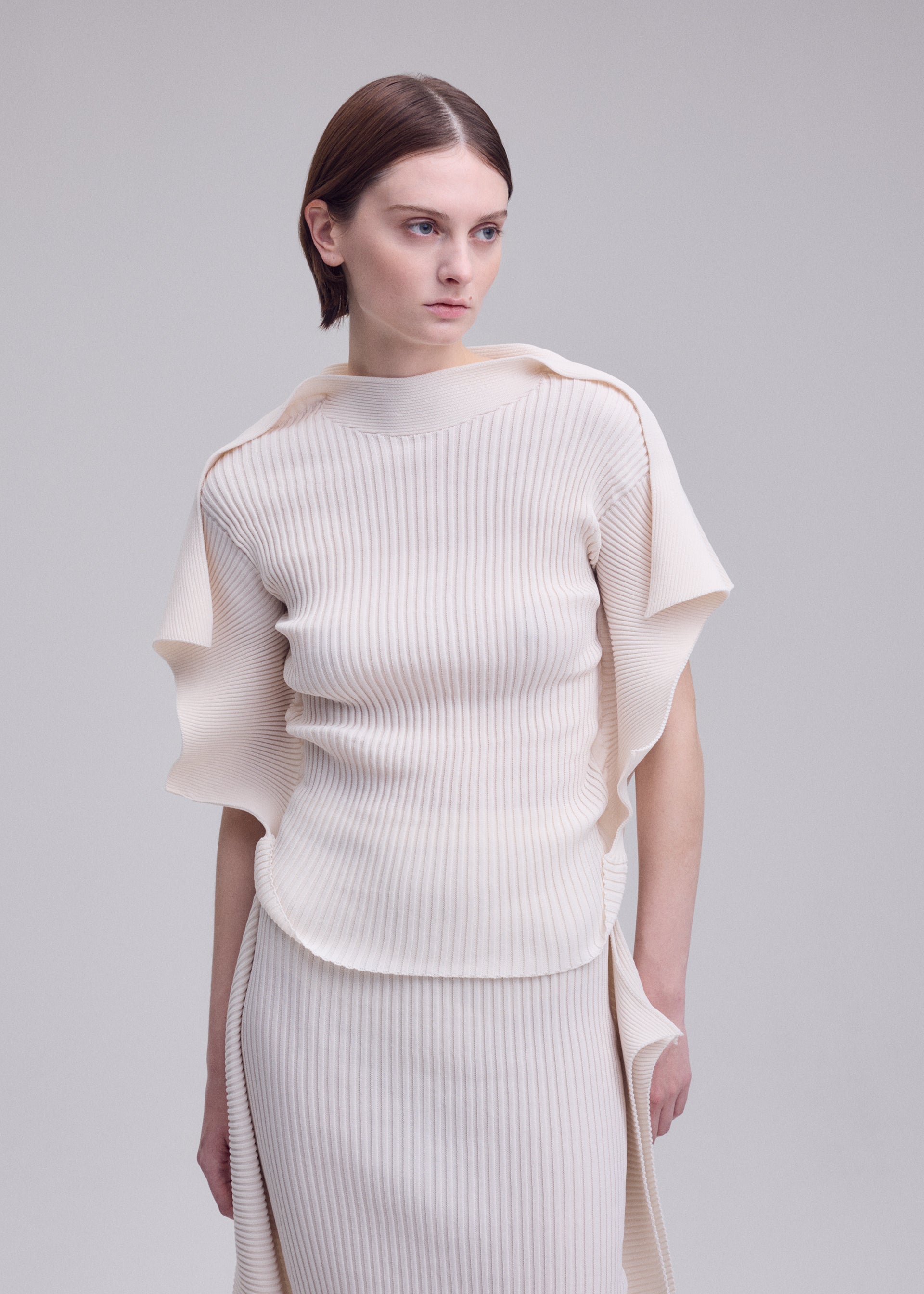 Issey Miyake Prance pletený top ivory lehký strečový