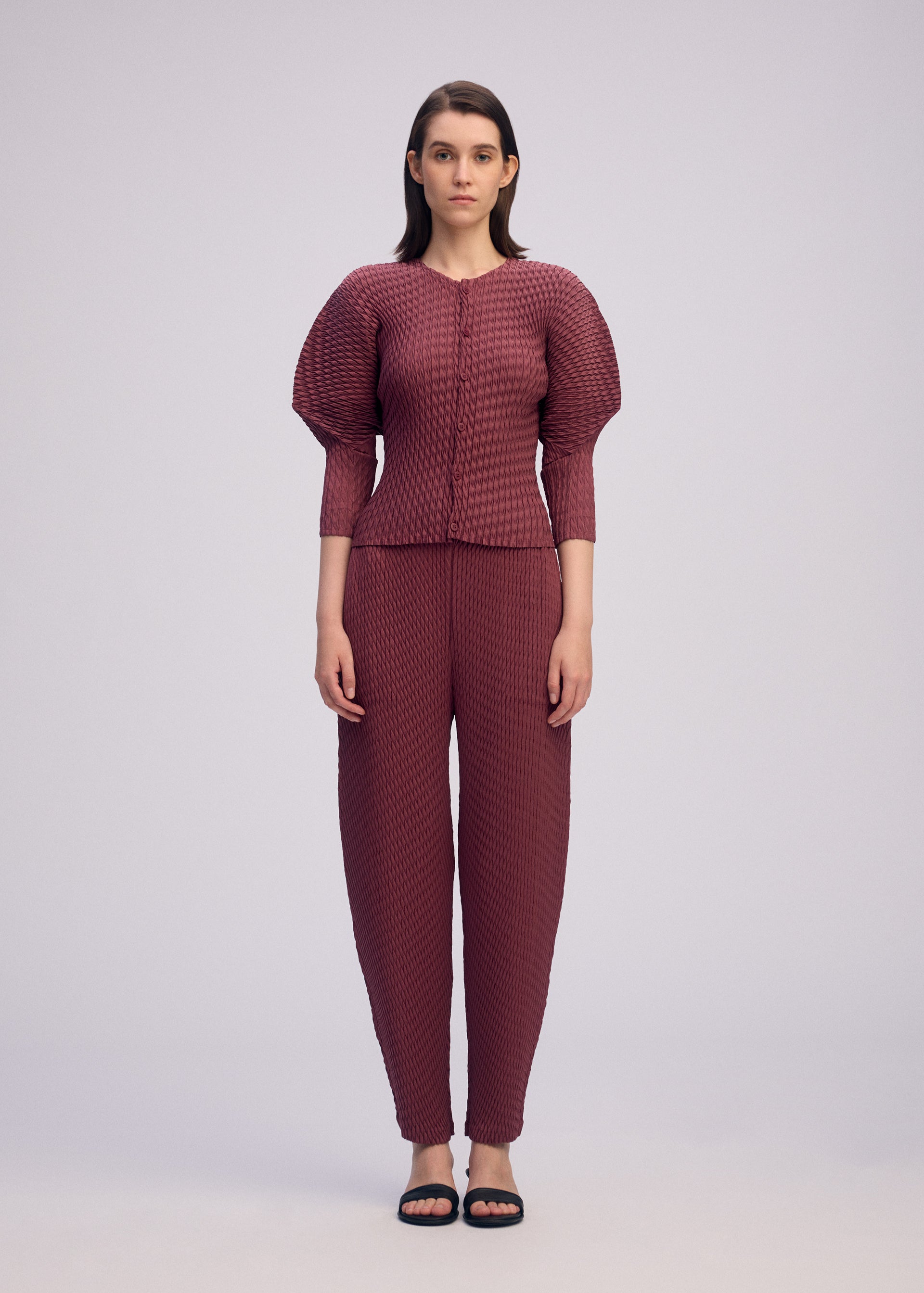 Issey Miyake Sleek Pleats kalhoty světle šedé saténové