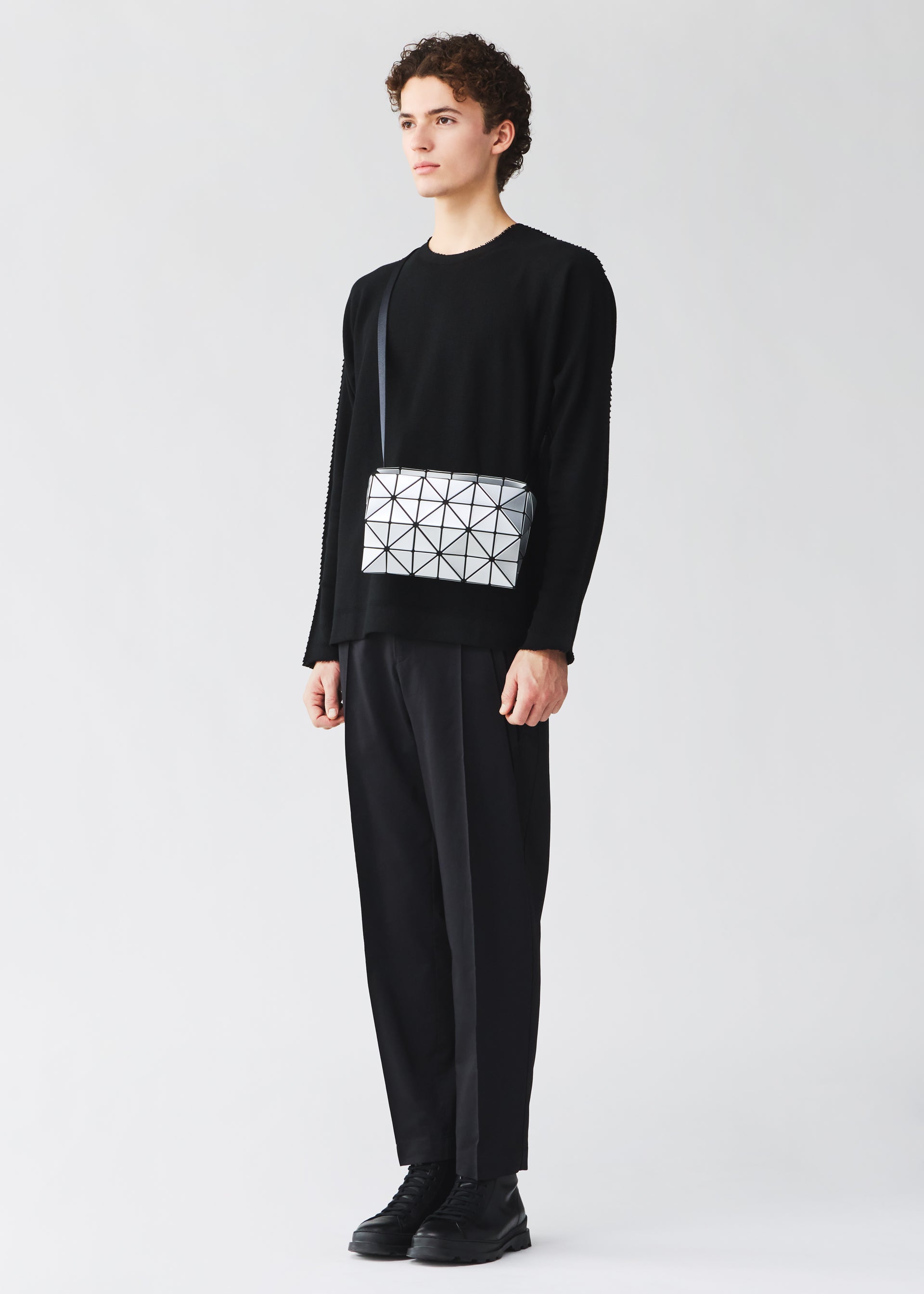 Issey Miyake Carton lakovaná kabelka černá