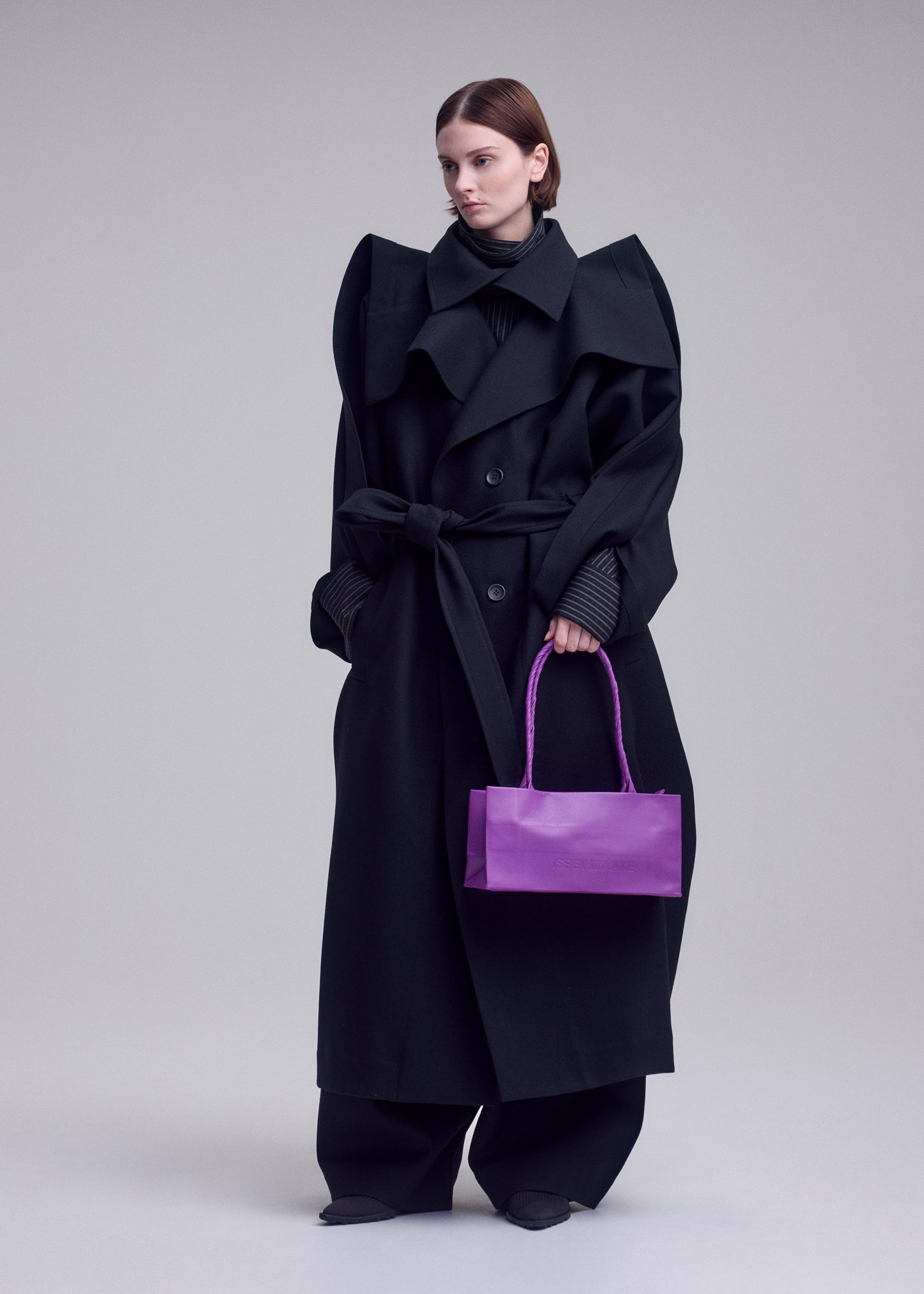 Issey Miyake Paper Bag kožená kabelka černá