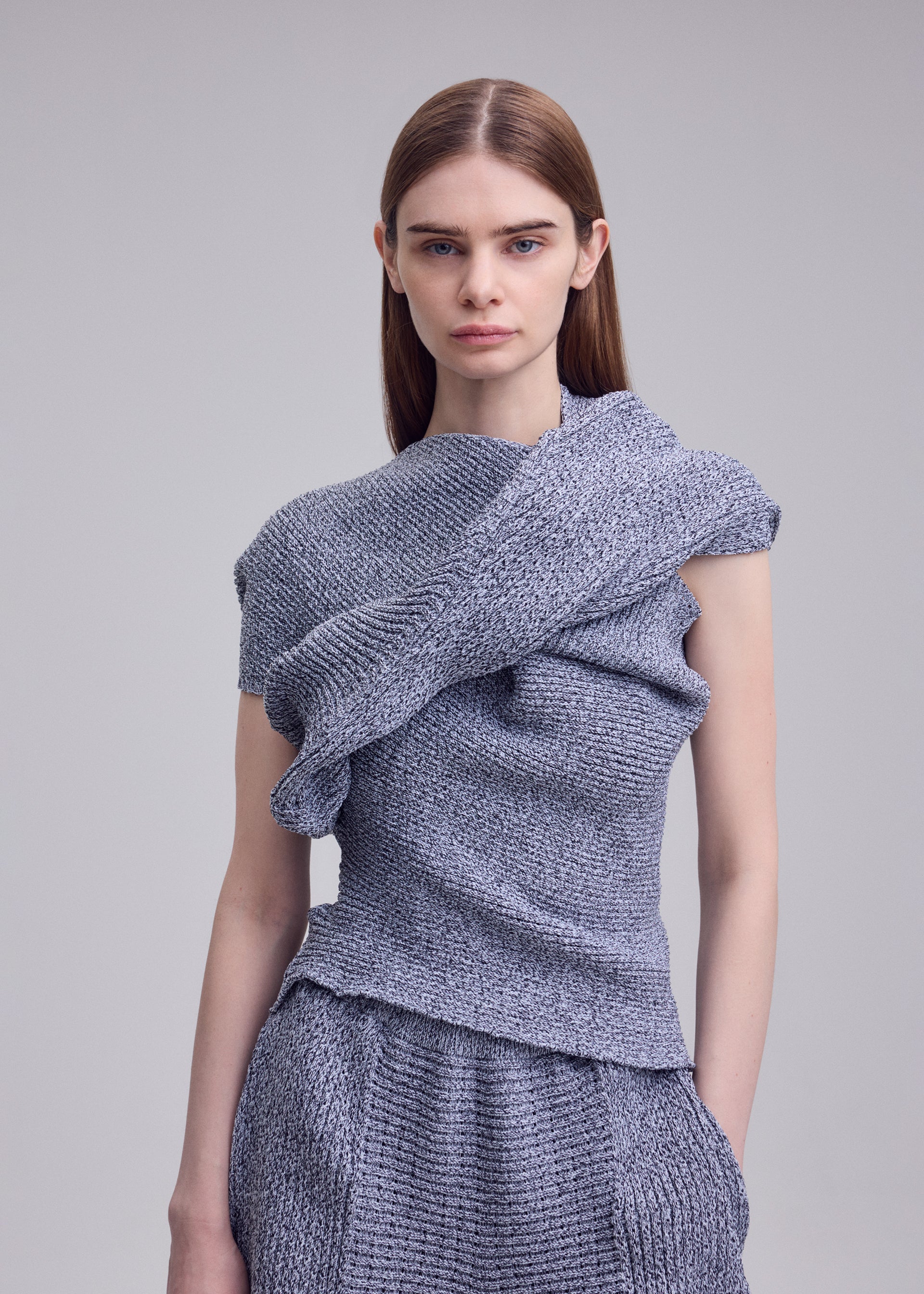 Issey Miyake Found Stone pletený top bílý