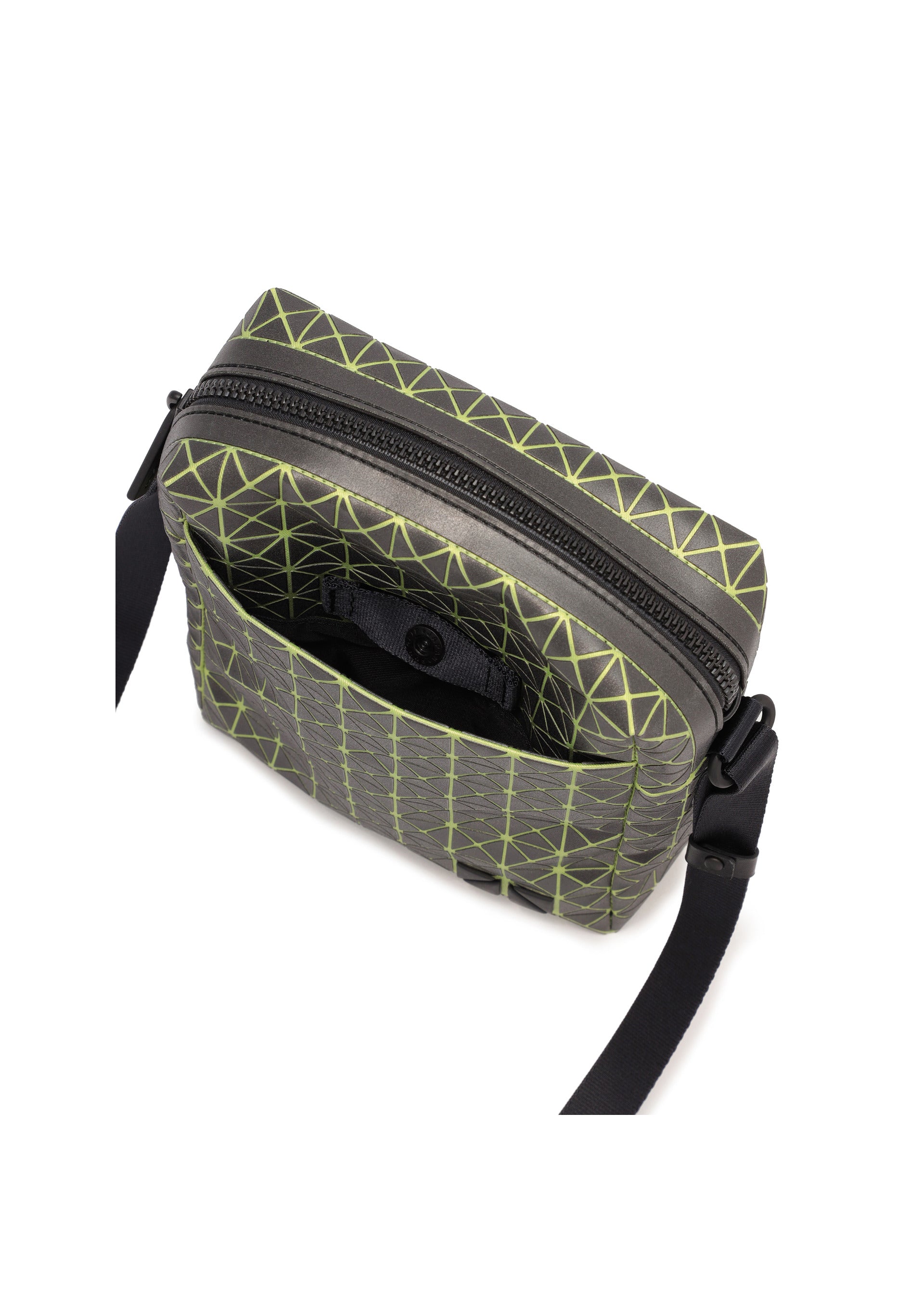 Issey Miyake Voyager Reflector crossbody kabelka černá