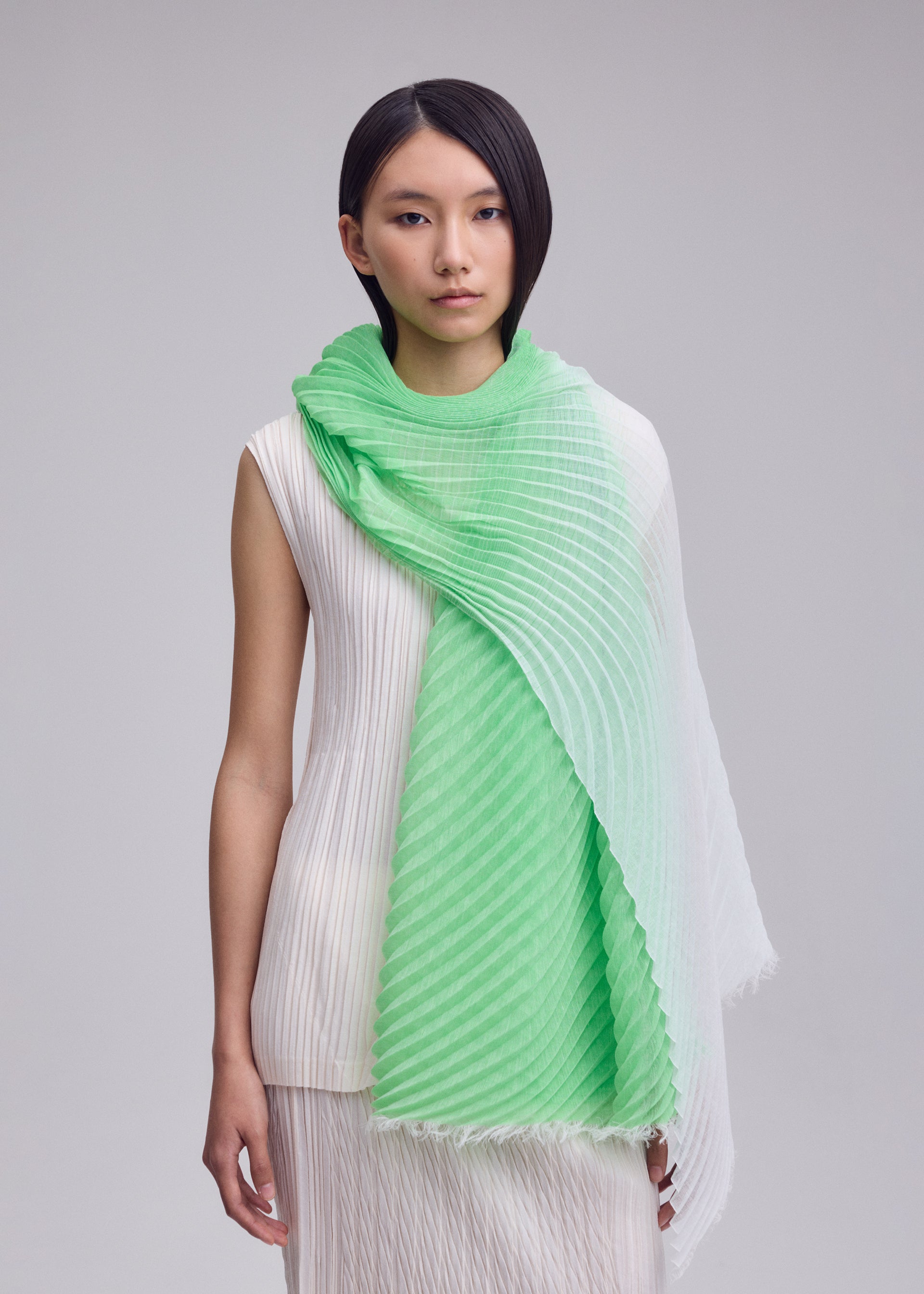 Issey Miyake Gradation Ramie Pleats štola bílá plisovaná