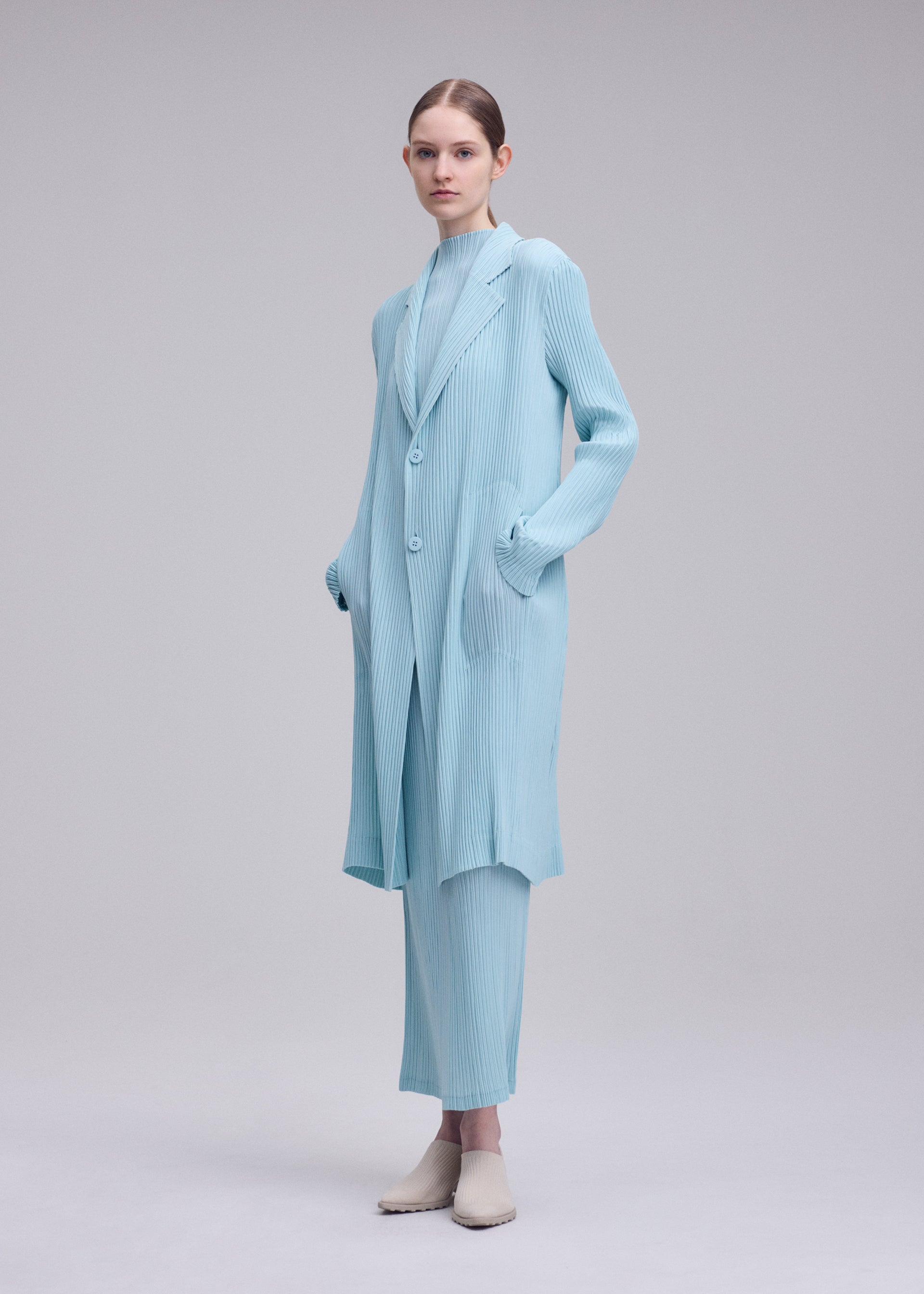 Issey Miyake Hatching Pleats kabát šedá recyklovaný