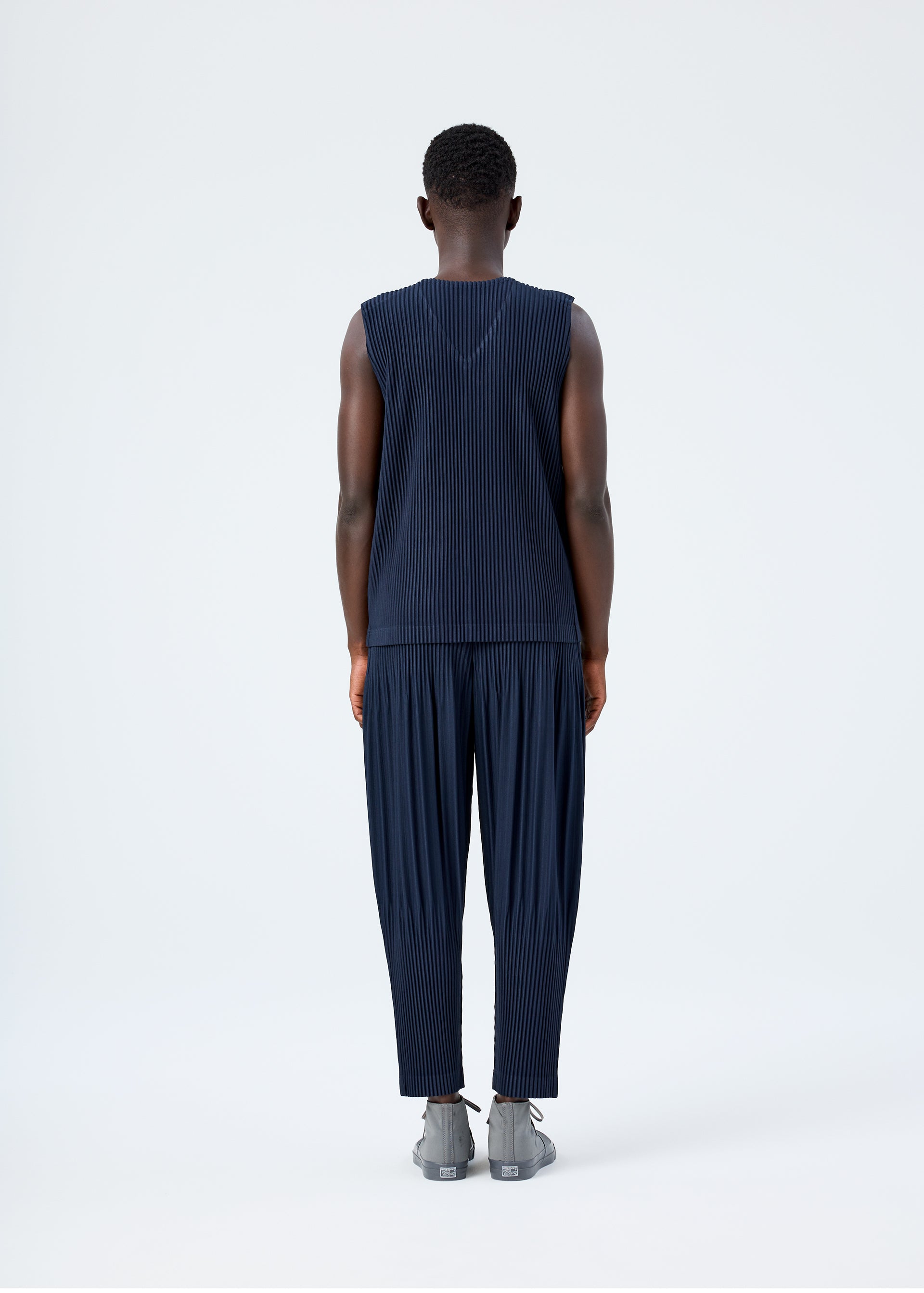 Issey Miyake Basics vesta s výstřihem Black