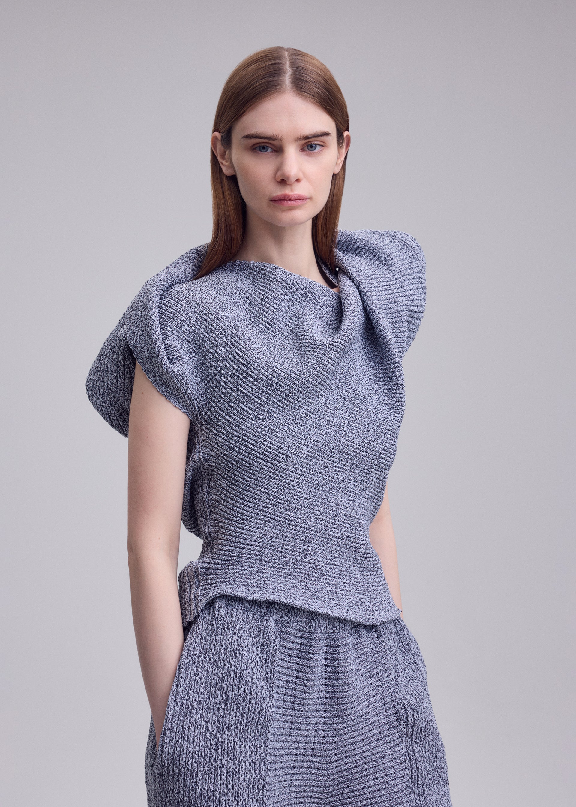 Issey Miyake Found Stone pletený top bílý
