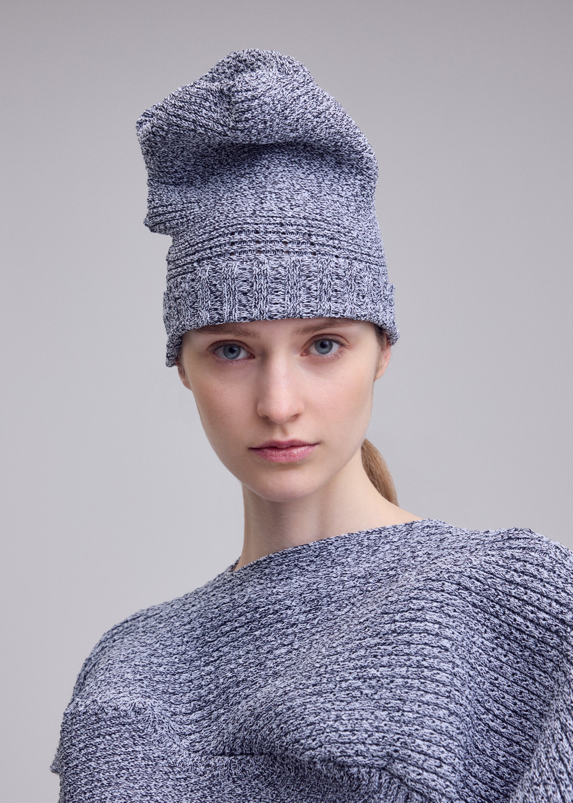 Issey Miyake Found Stone Beanie čepice černá