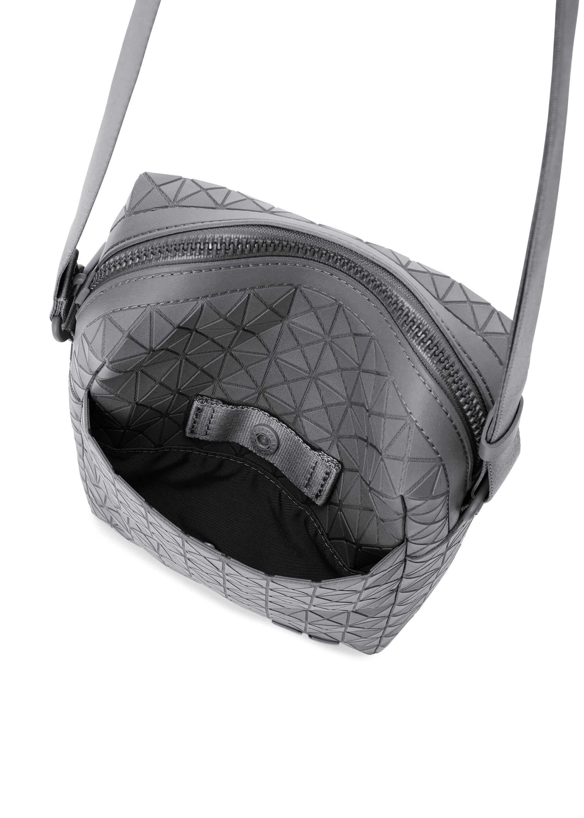 Issey Miyake Voyager One-Tone kabelka šedá