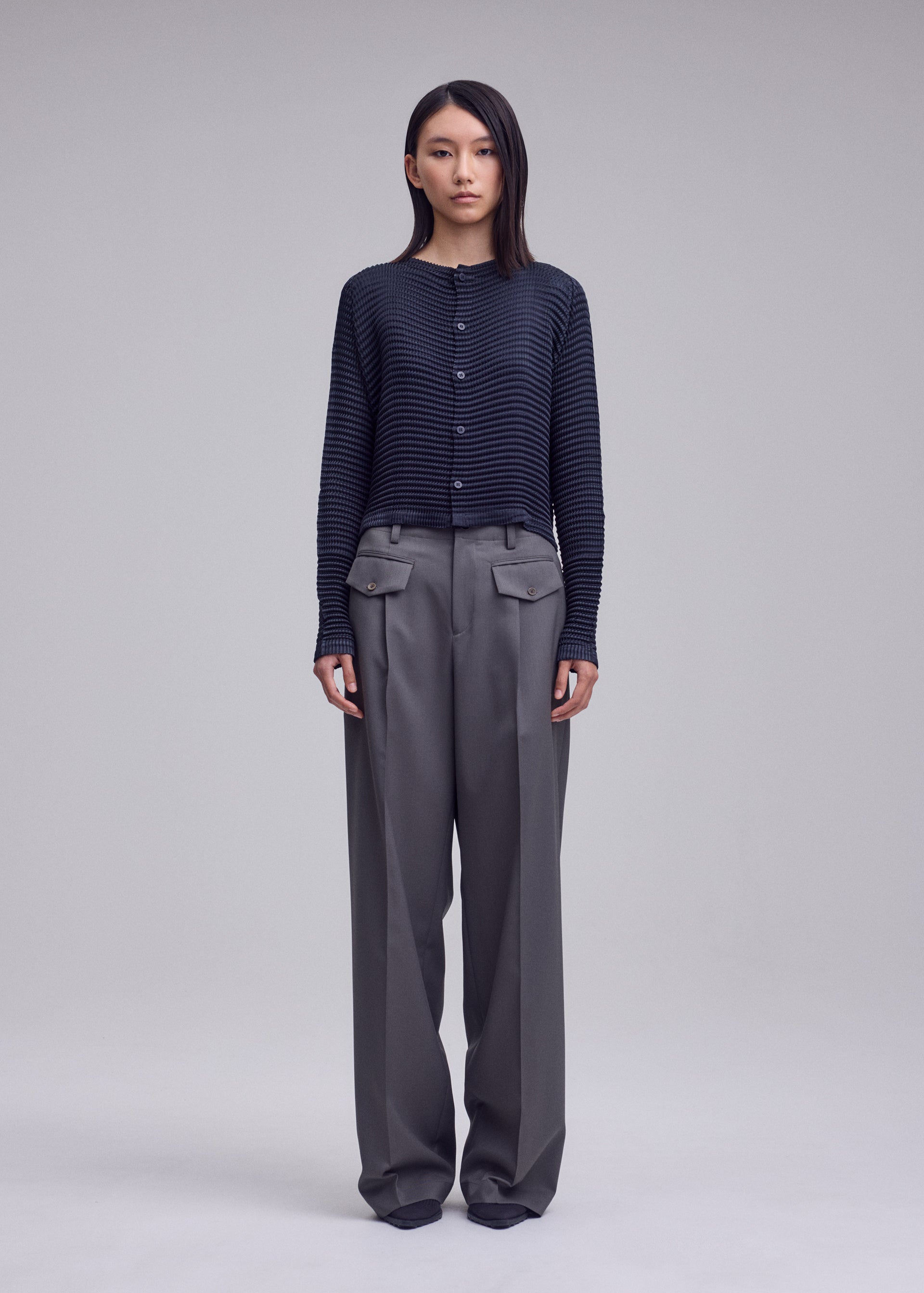 Issey Miyake Suede Like Pleats kardigan šedý semišový