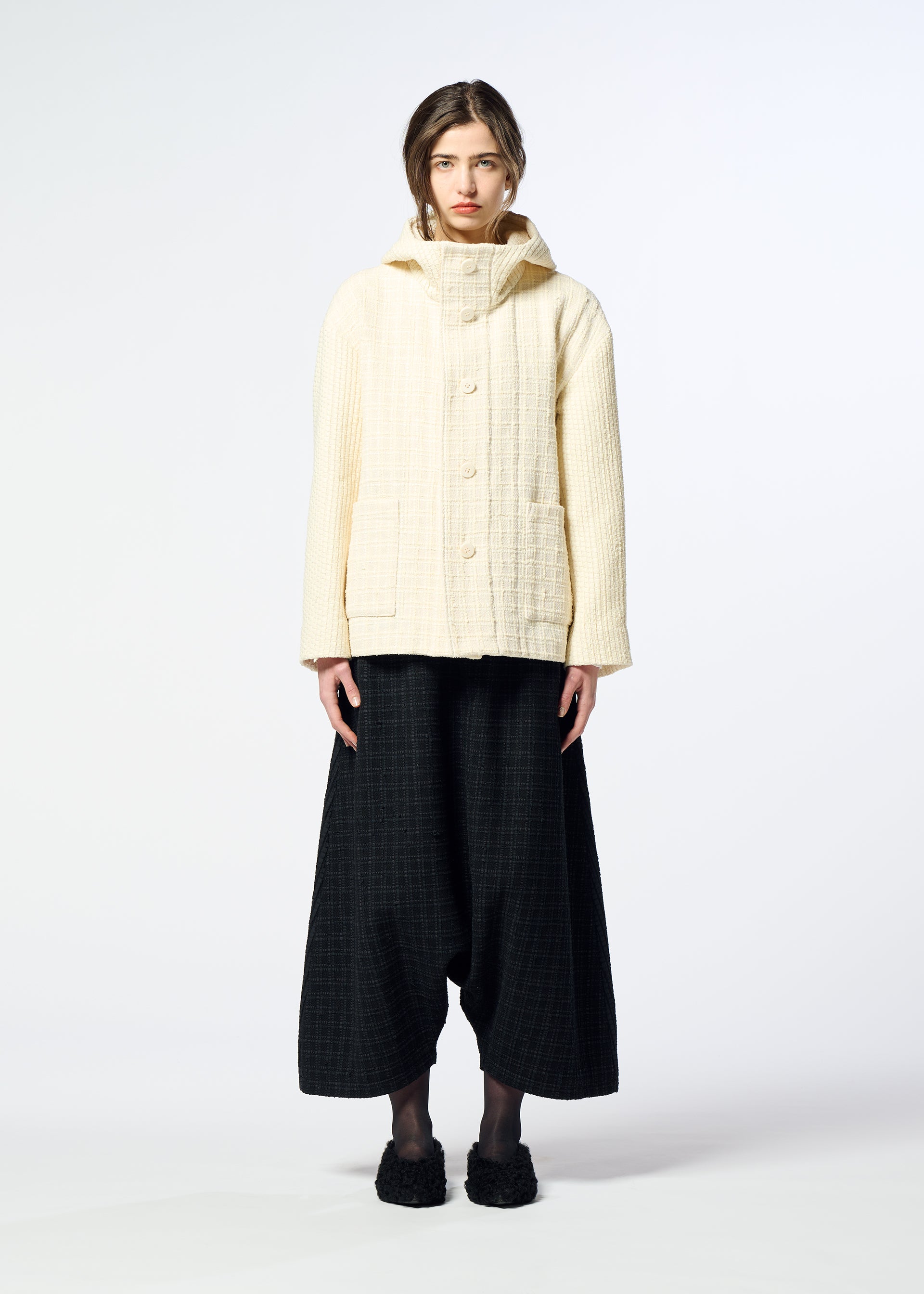Issey Miyake Sakiori bunda s kapucí ivory 2