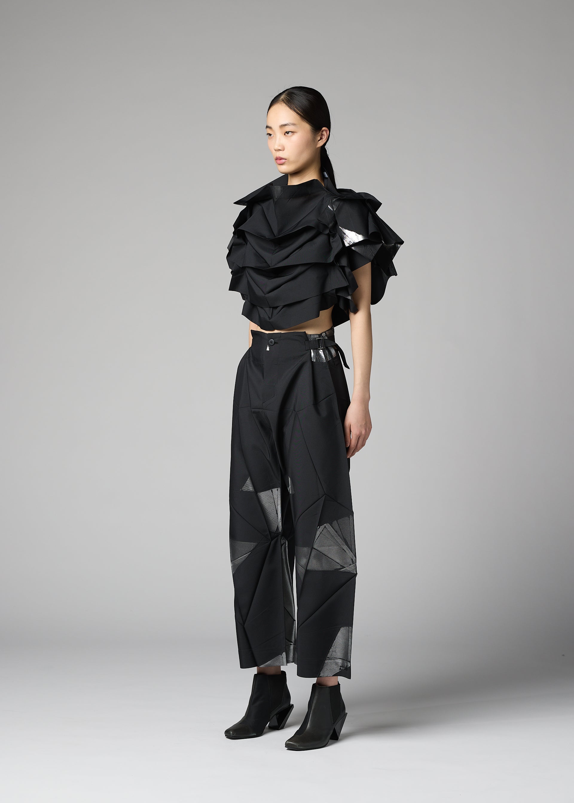 132 5. Issey Miyake No.10-2 top bílo-stříbrný