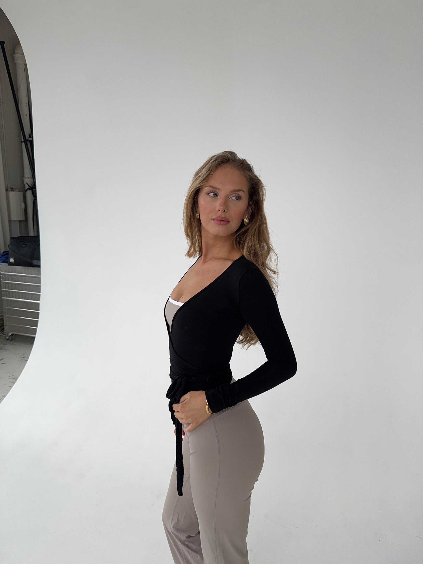 Norielle Cache Coeur zavinovací top černá přiléhavý střih