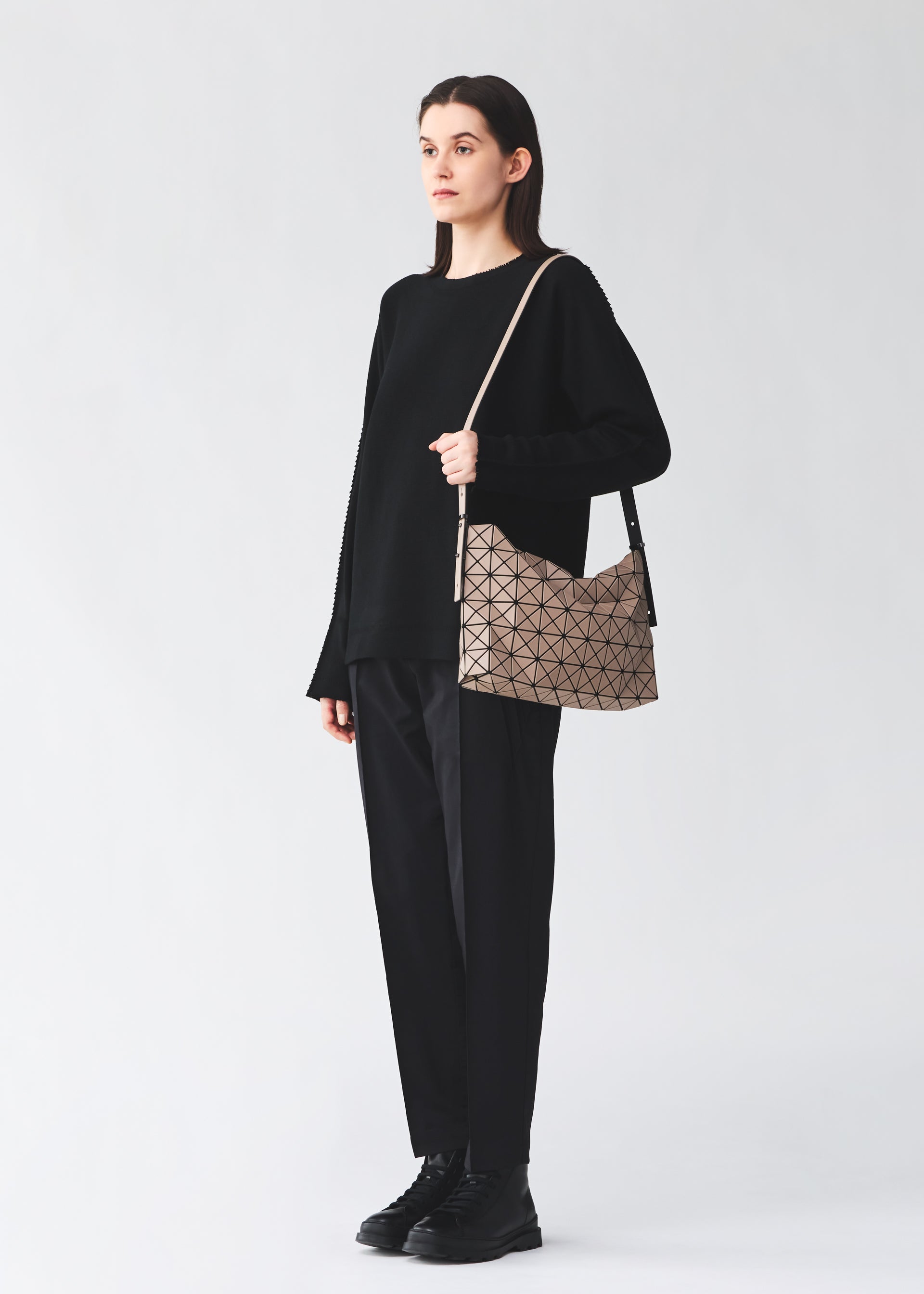 Bao Bao Issey Miyake Musette kabelka světle šedá matná