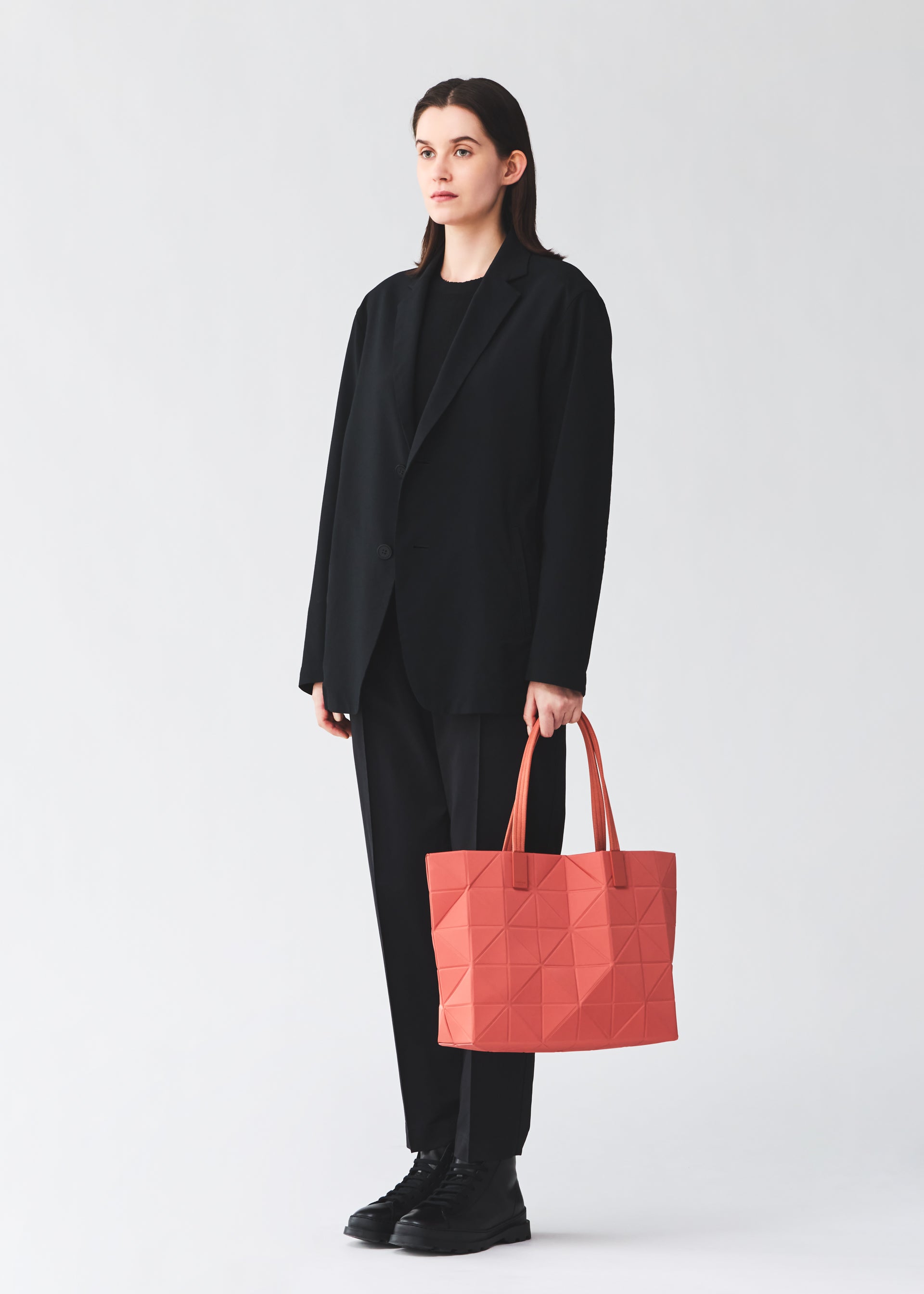 Issey Miyake Track large tote kabelka černá trojúhelník