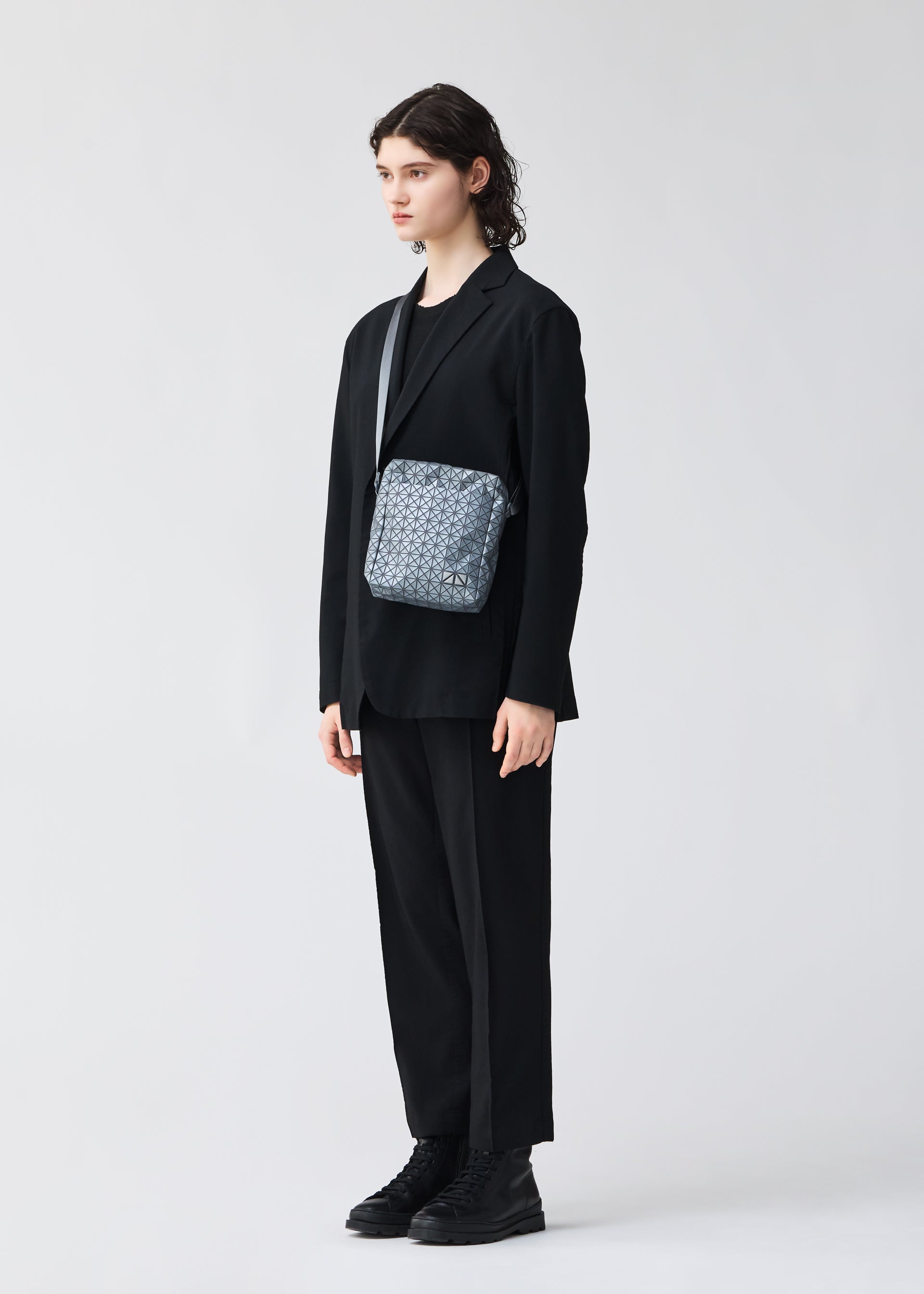 Issey Miyake Voyager Reflector kabelka přes rameno stříbrná reflexní