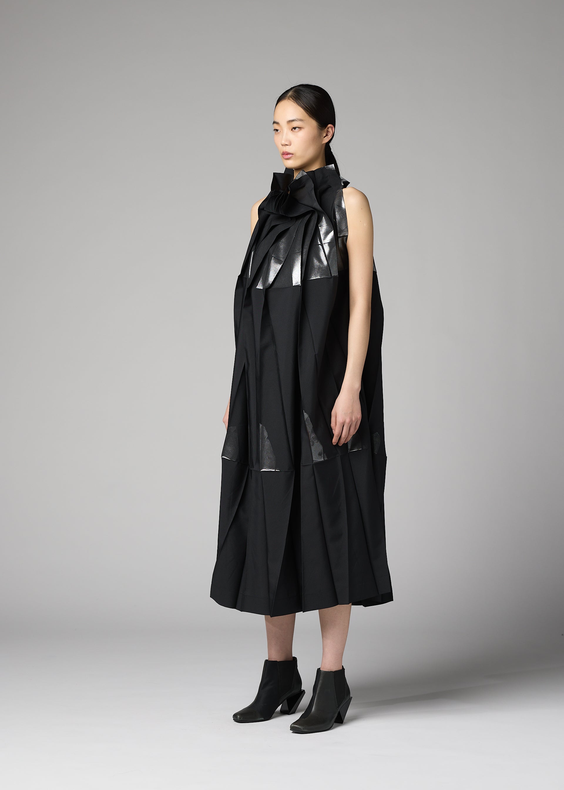 132 5. ISSEY MIYAKE No.3-2 šaty černá/stříbrná fólie