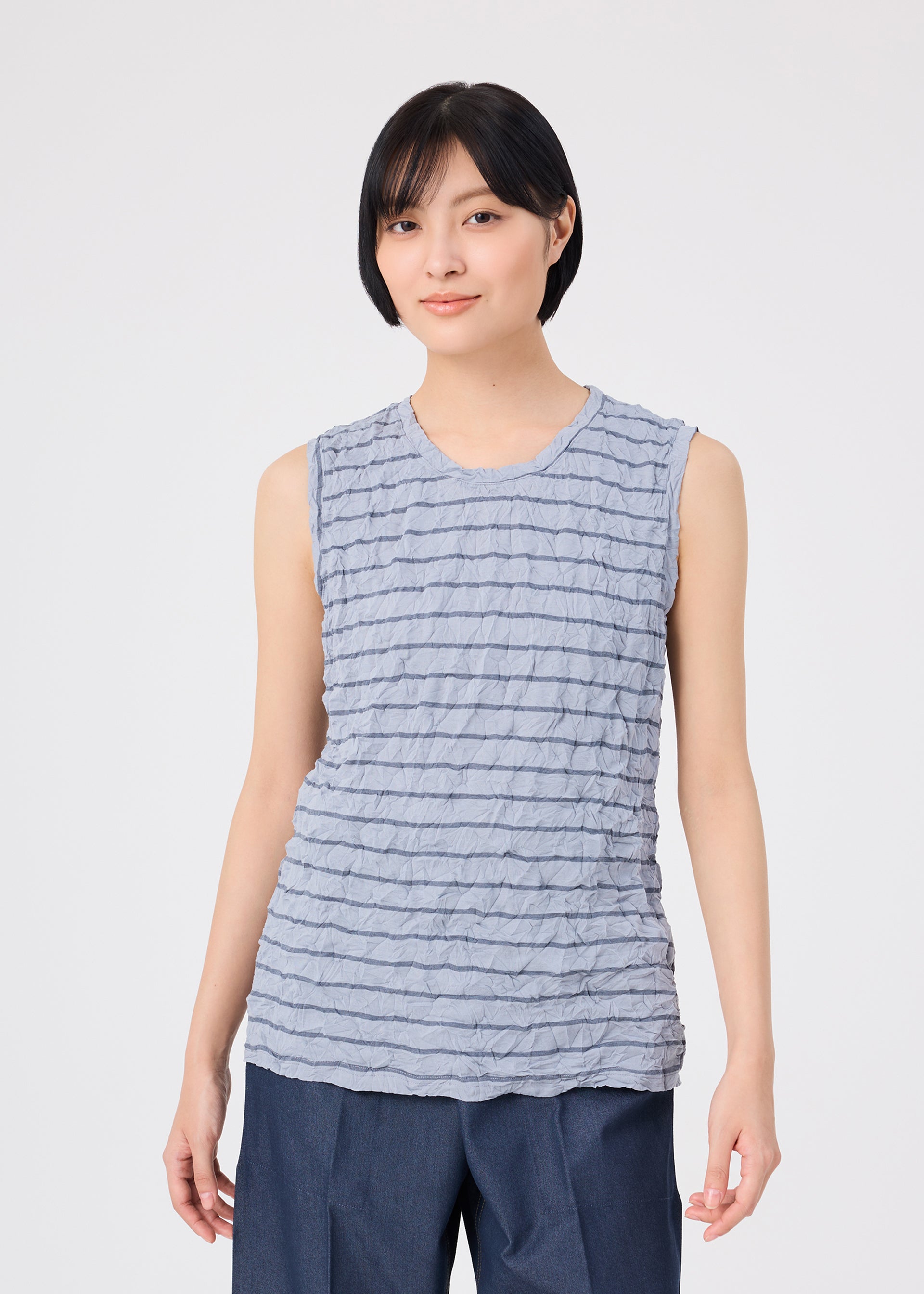 me ISSEY MIYAKE Stripe Meringue pruhovaný top šedý