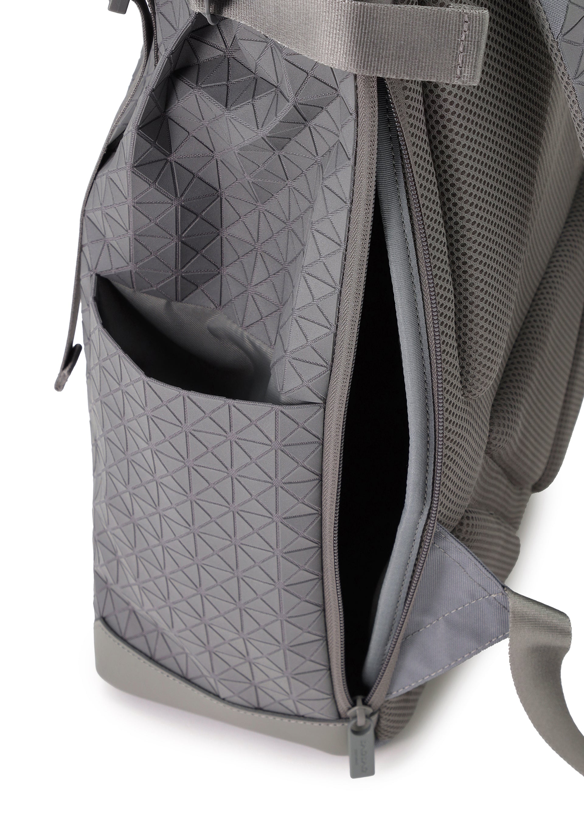 Issey Miyake Hiker One-Tone batoh šedý notebook kožený