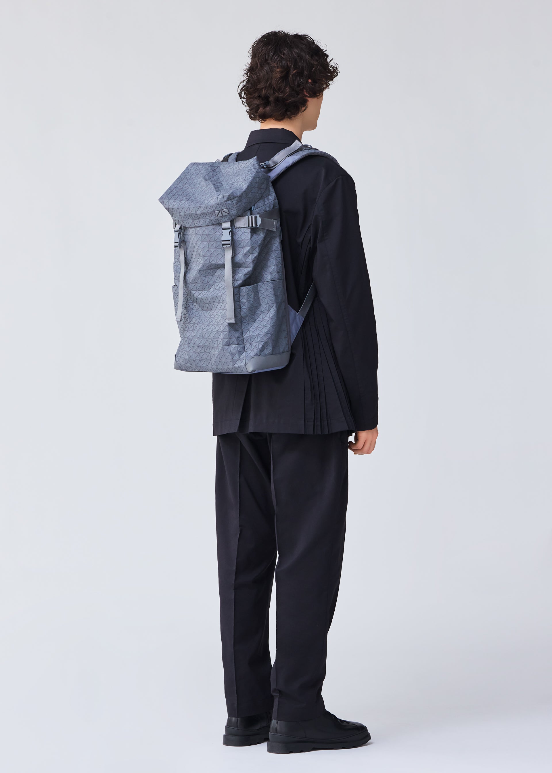 Issey Miyake Hiker One-Tone batoh šedý notebook kožený