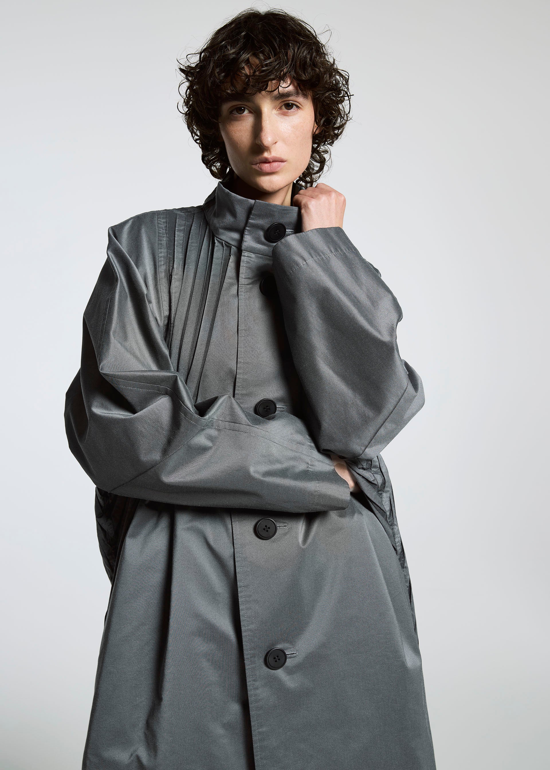 Issey Miyake Type-S 001-1 kabát tmavě šedá strečový