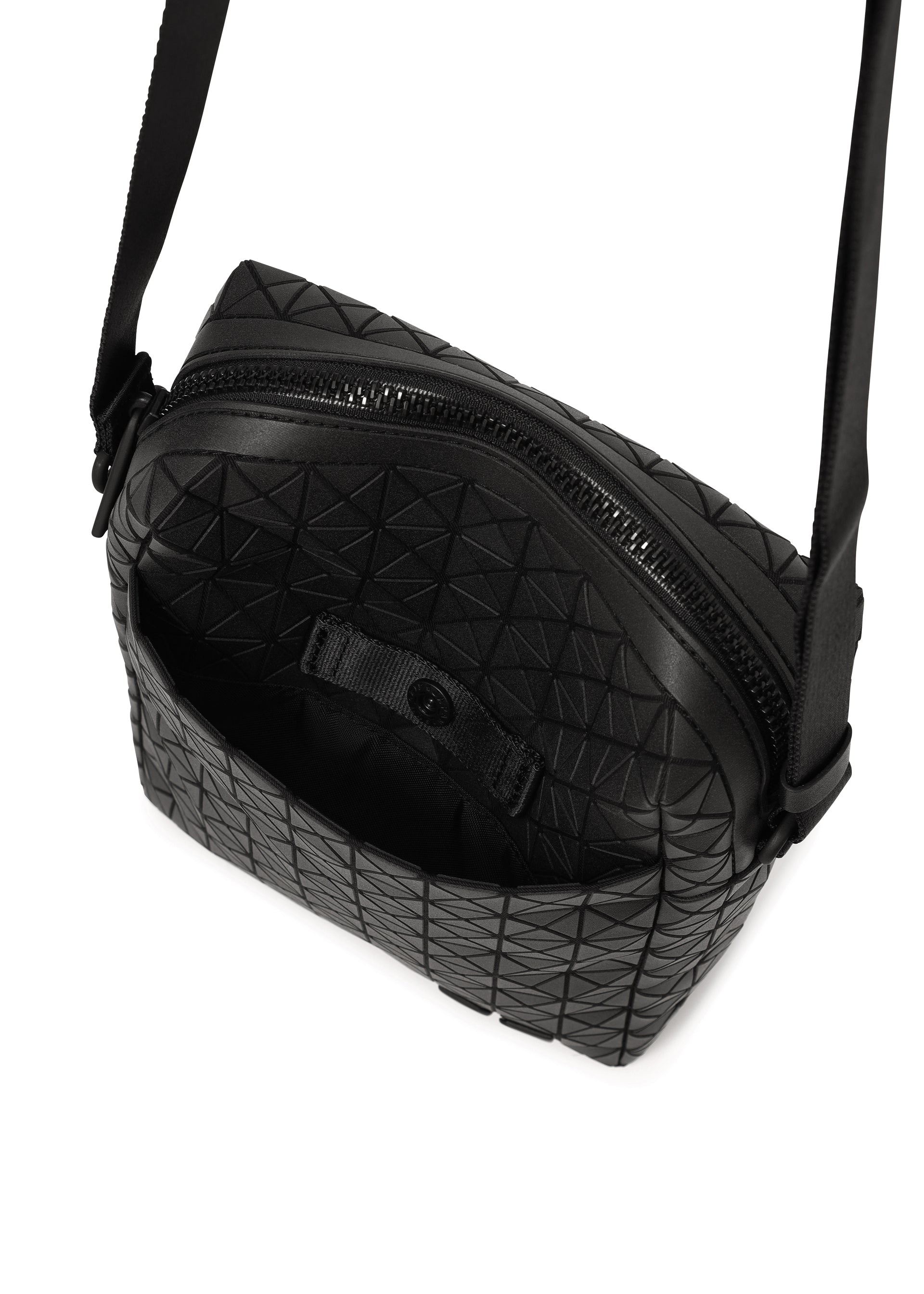 Issey Miyake Voyager taška přes rameno černá vertikální