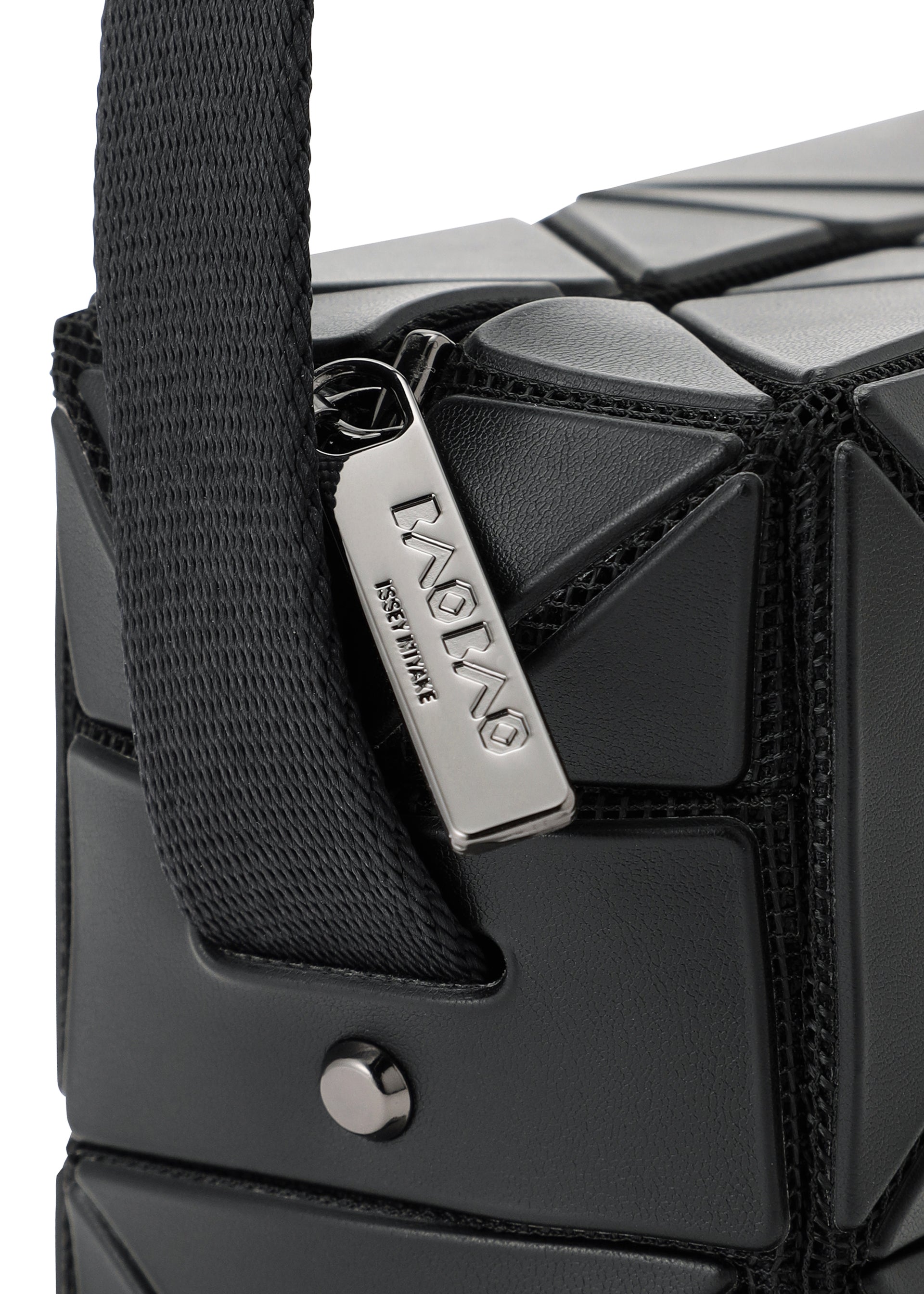 Issey Miyake Cuboid crossbody kabelka smetanová