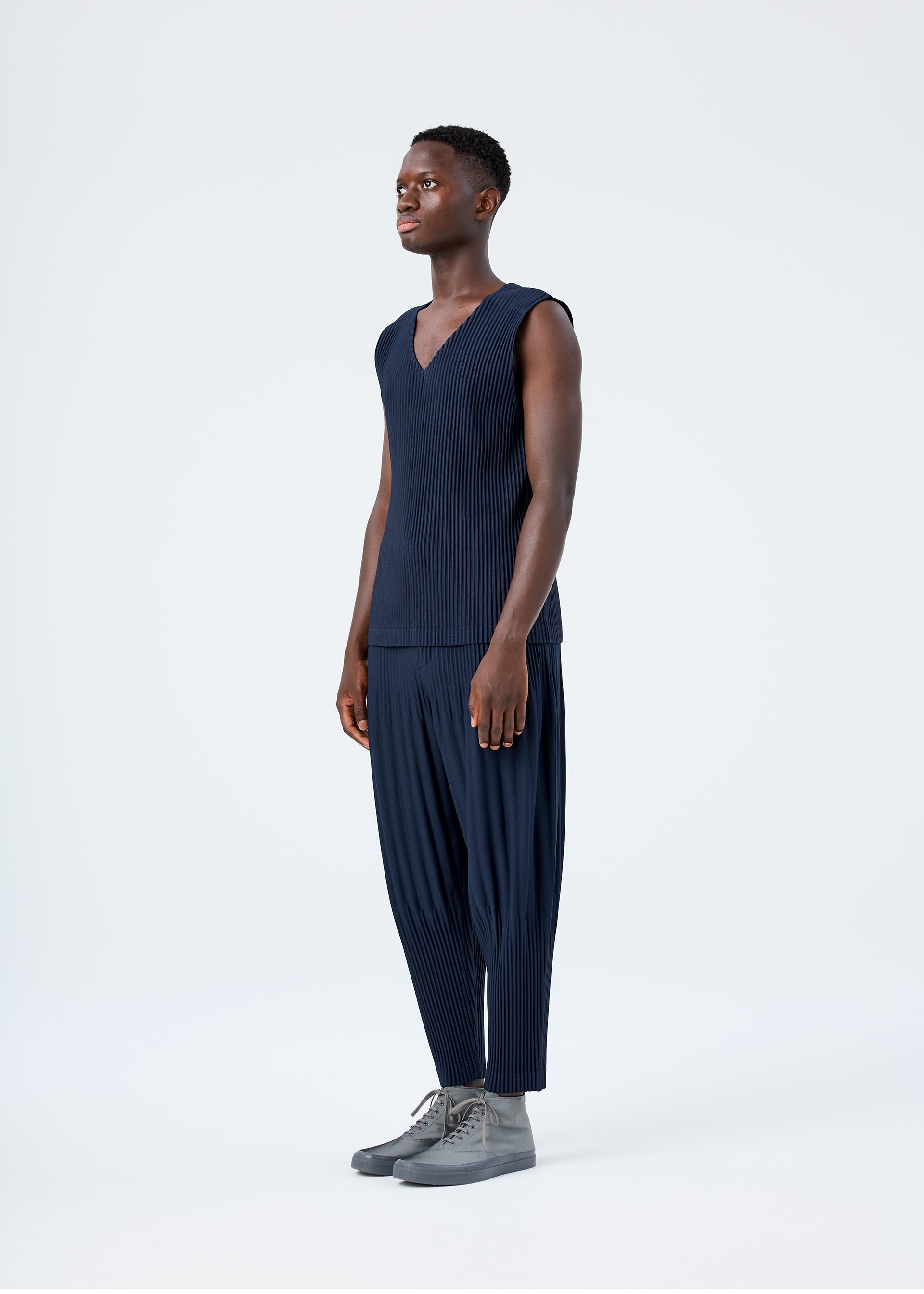 Issey Miyake Basics vesta s výstřihem Black