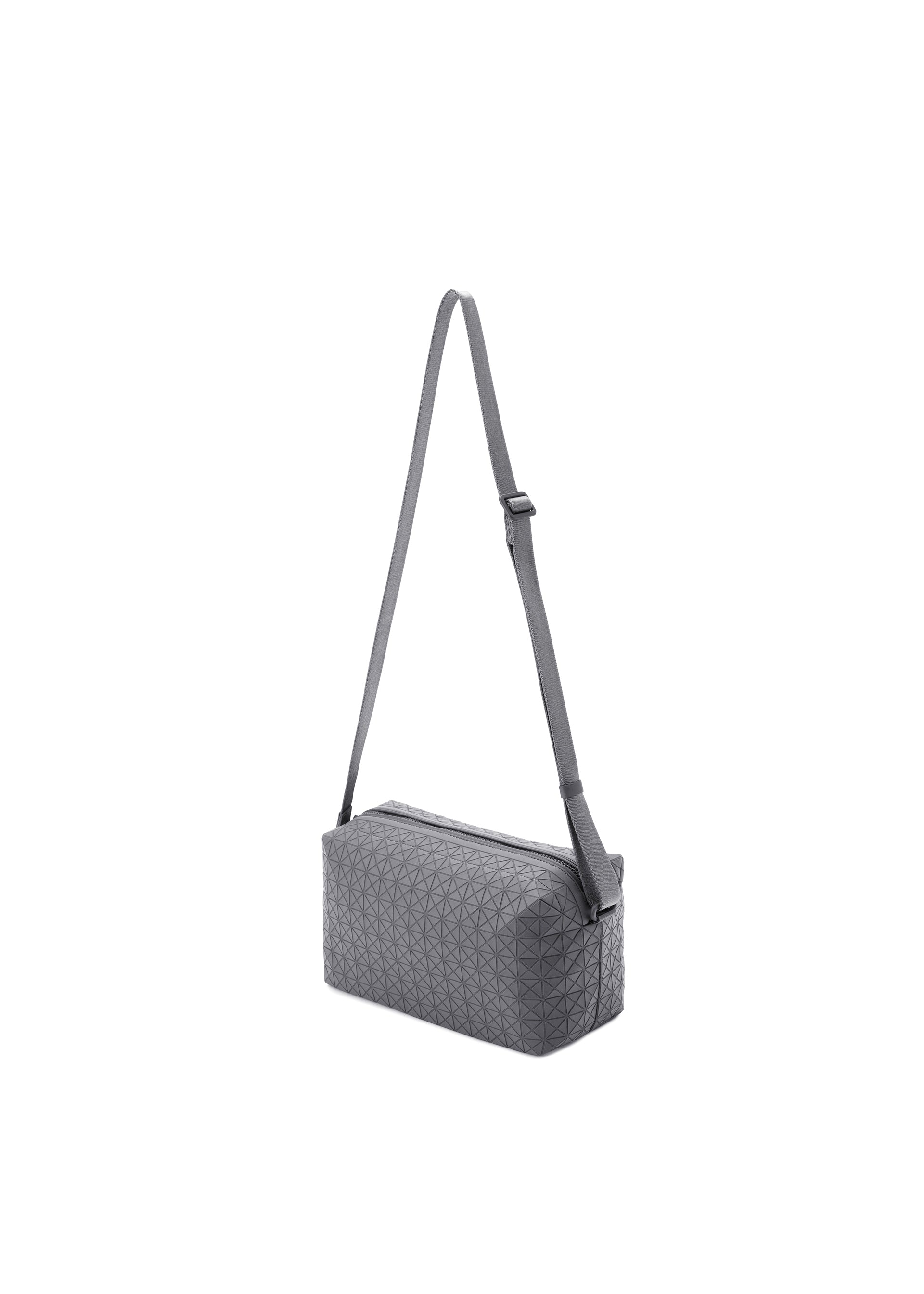 Issey Miyake Saddle Bag One-Tone kabelka šedá box