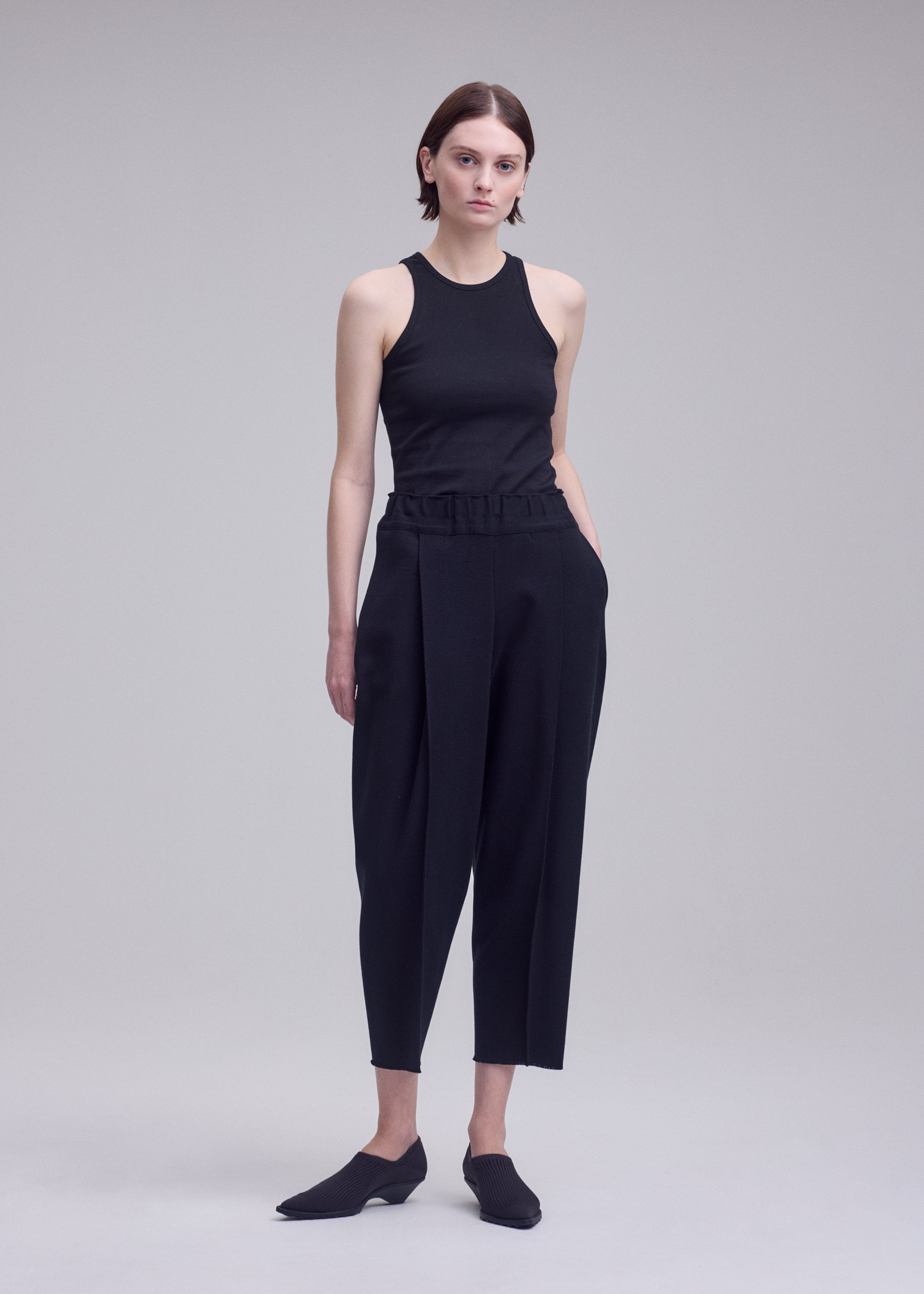 Issey Miyake Campagne crop kalhoty černé pružné