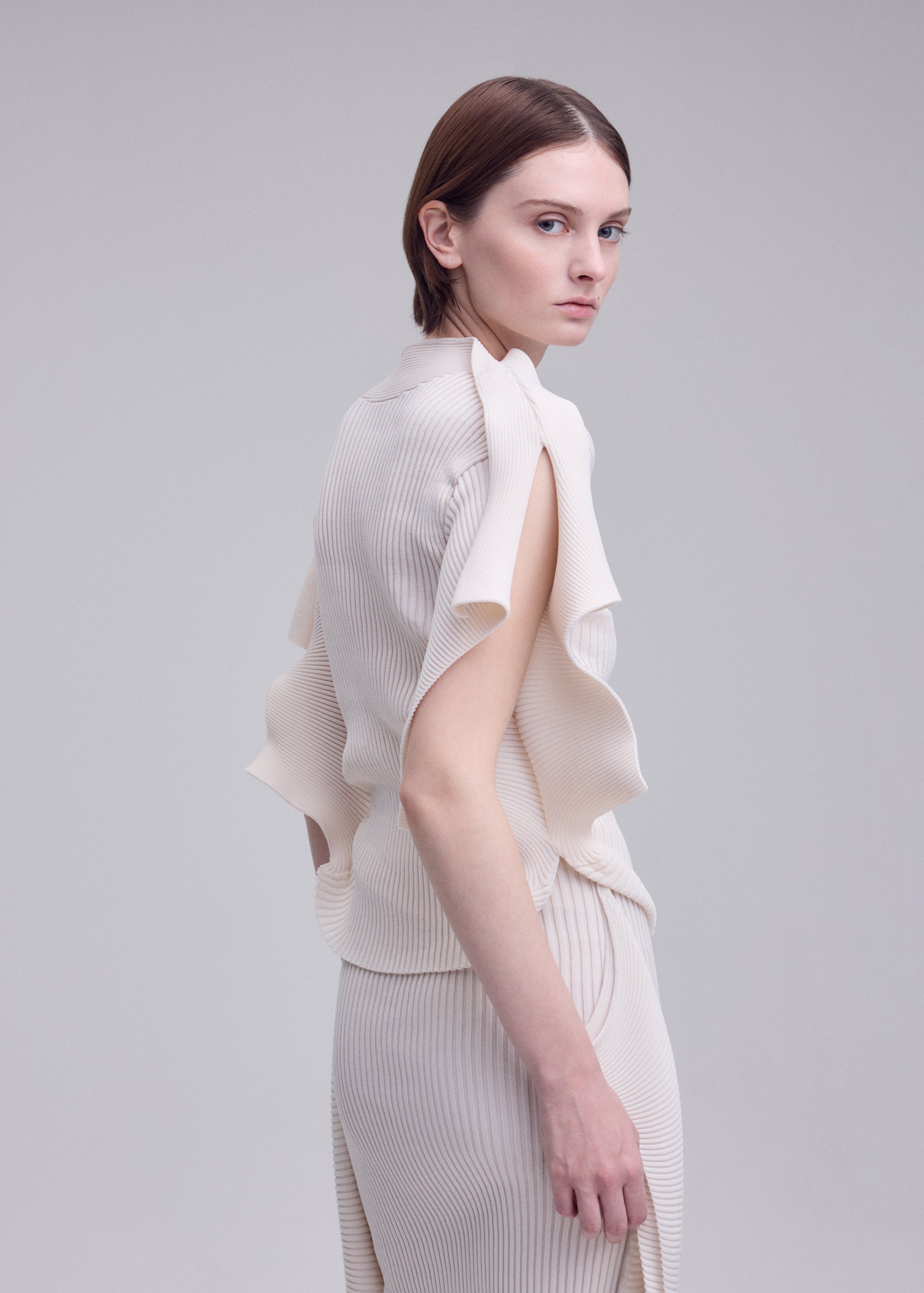 Issey Miyake Prance pletený top ivory lehký strečový