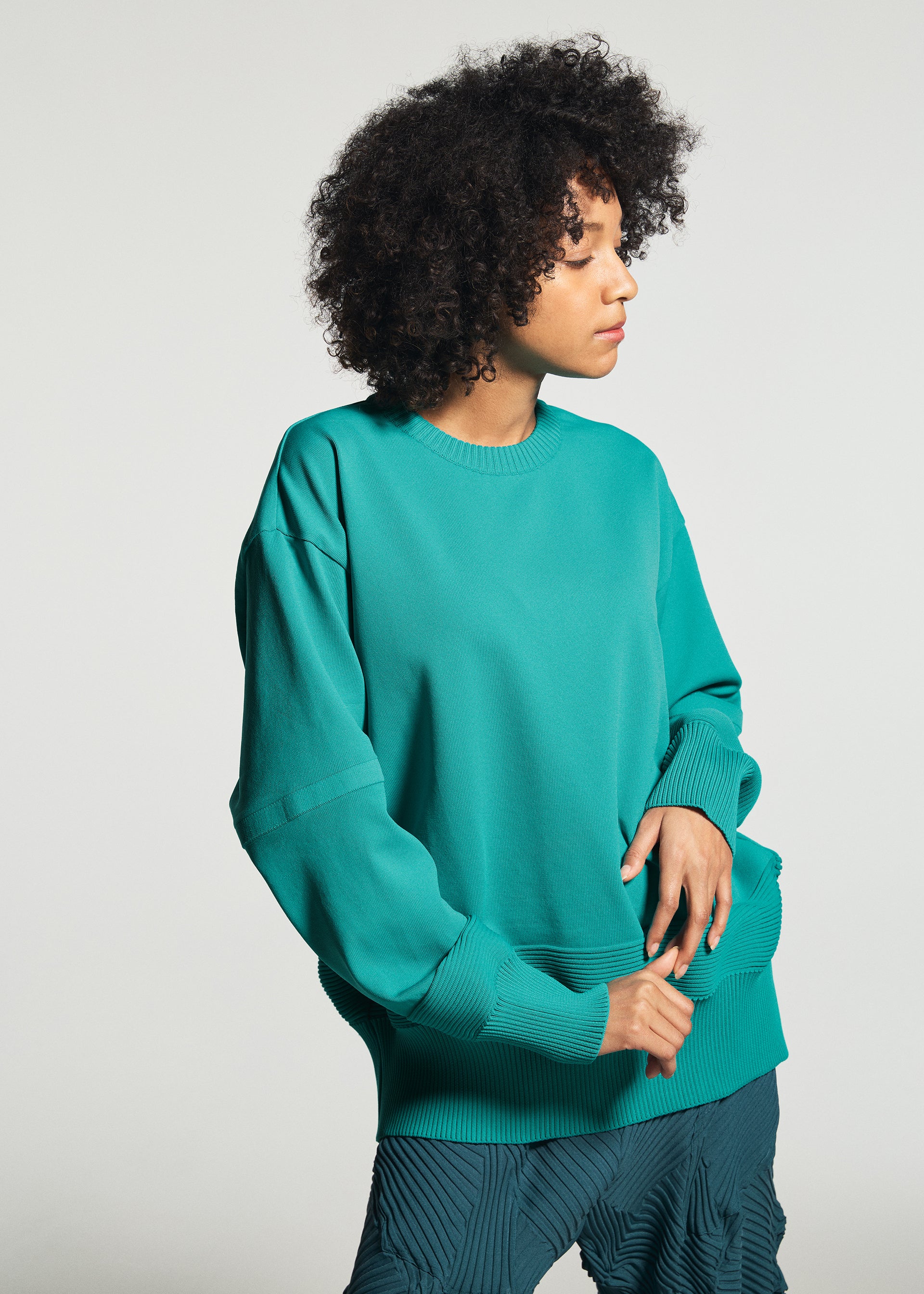 Issey Miyake Type-K 009 pletený top světle šedý
