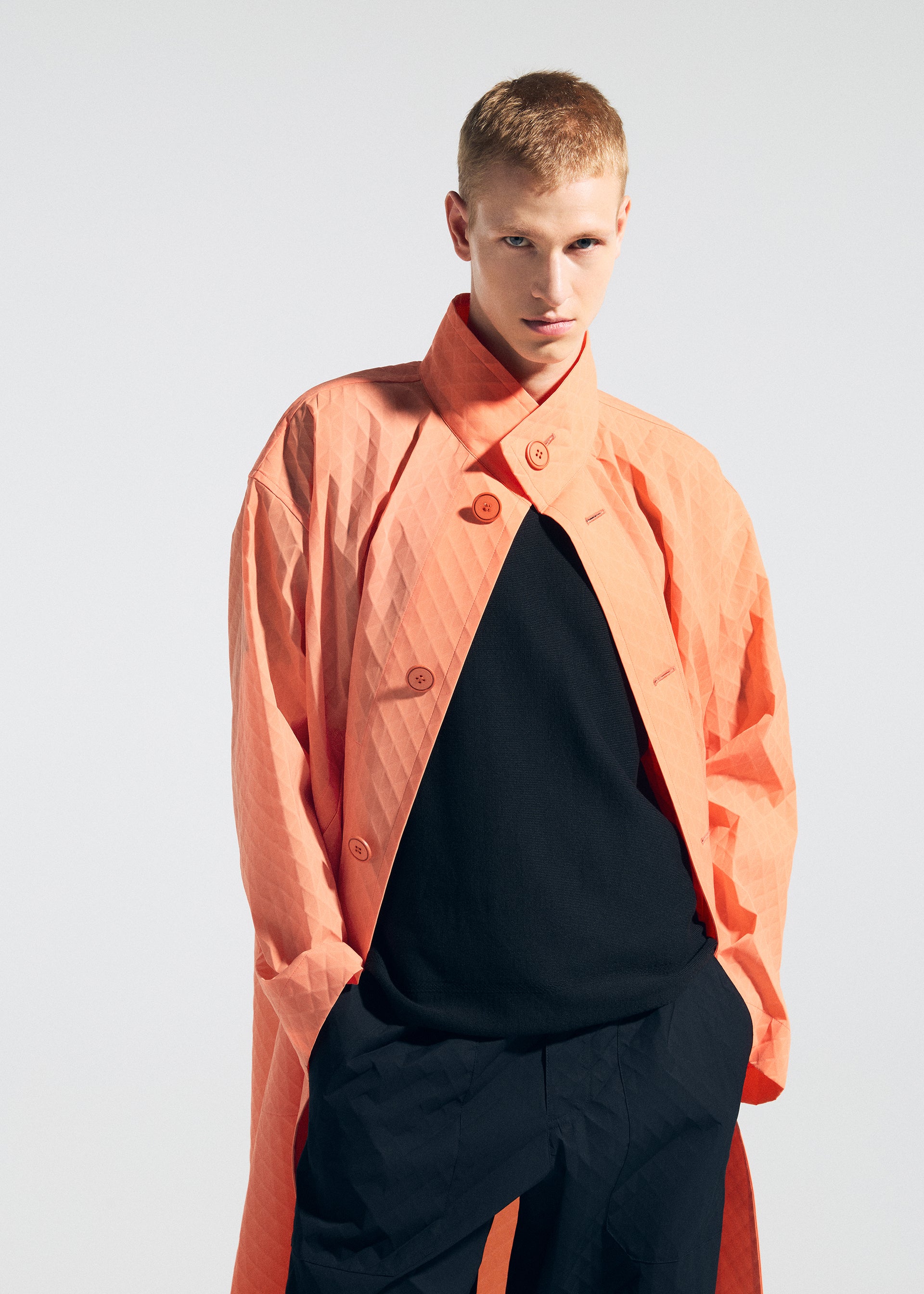 Issey Miyake Type-T 001-1 kabát černý trojúhelníkový vzor