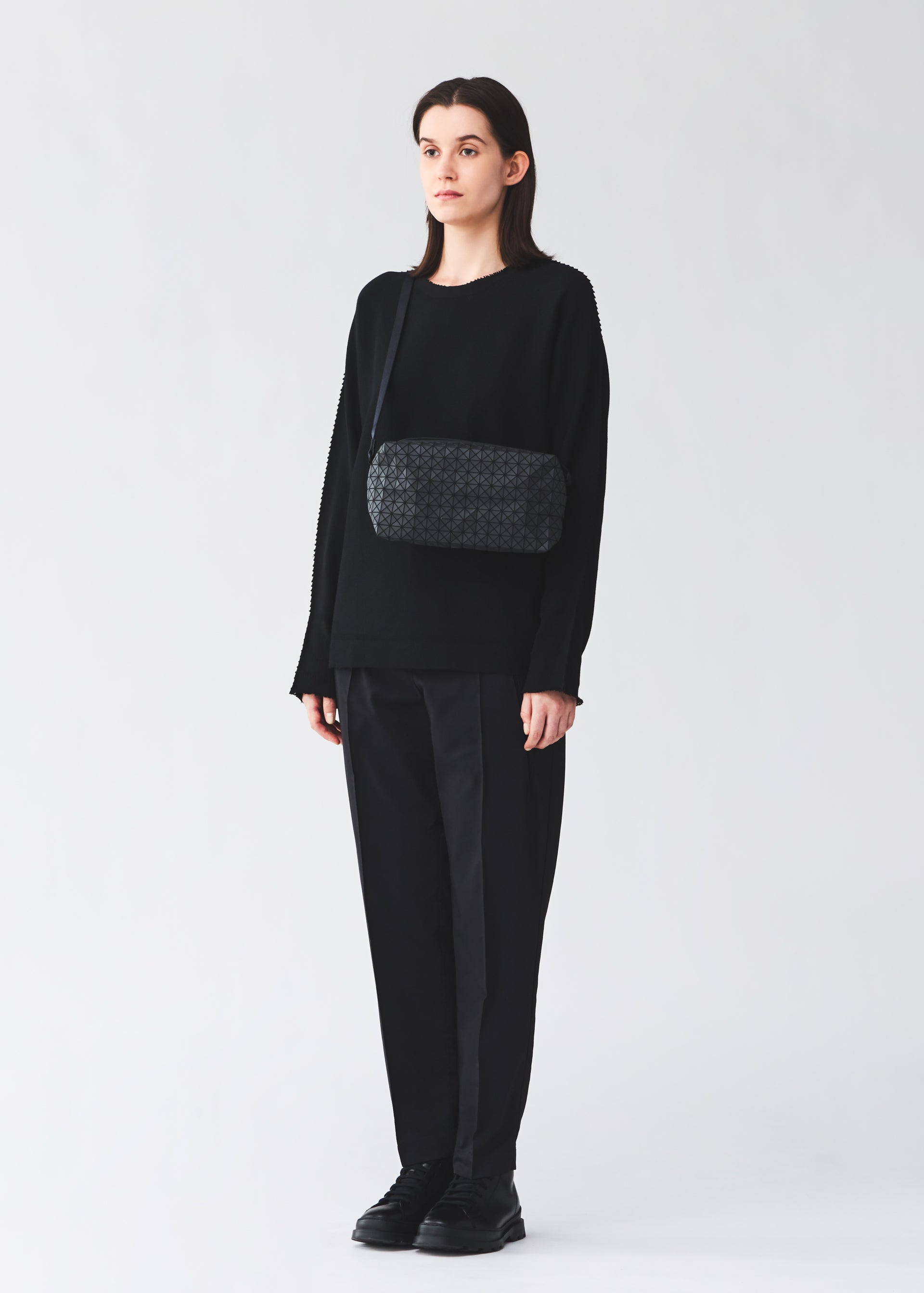 Issey Miyake Saddle Bag kabelka matná černá