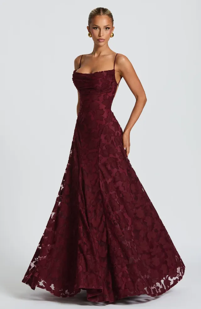 Norielle Bustier krajkové maxi šaty bez ramínek vínové