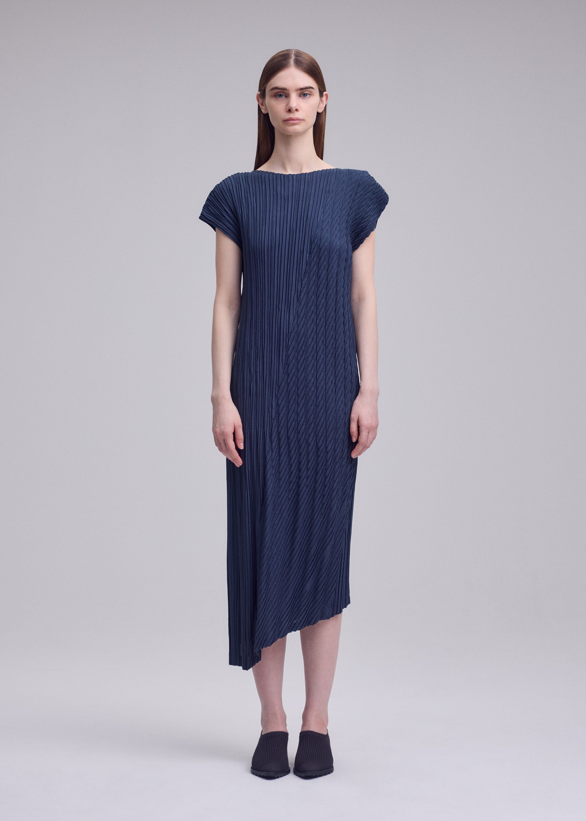 Issey Miyake Unfurling Pleats šaty smetanové