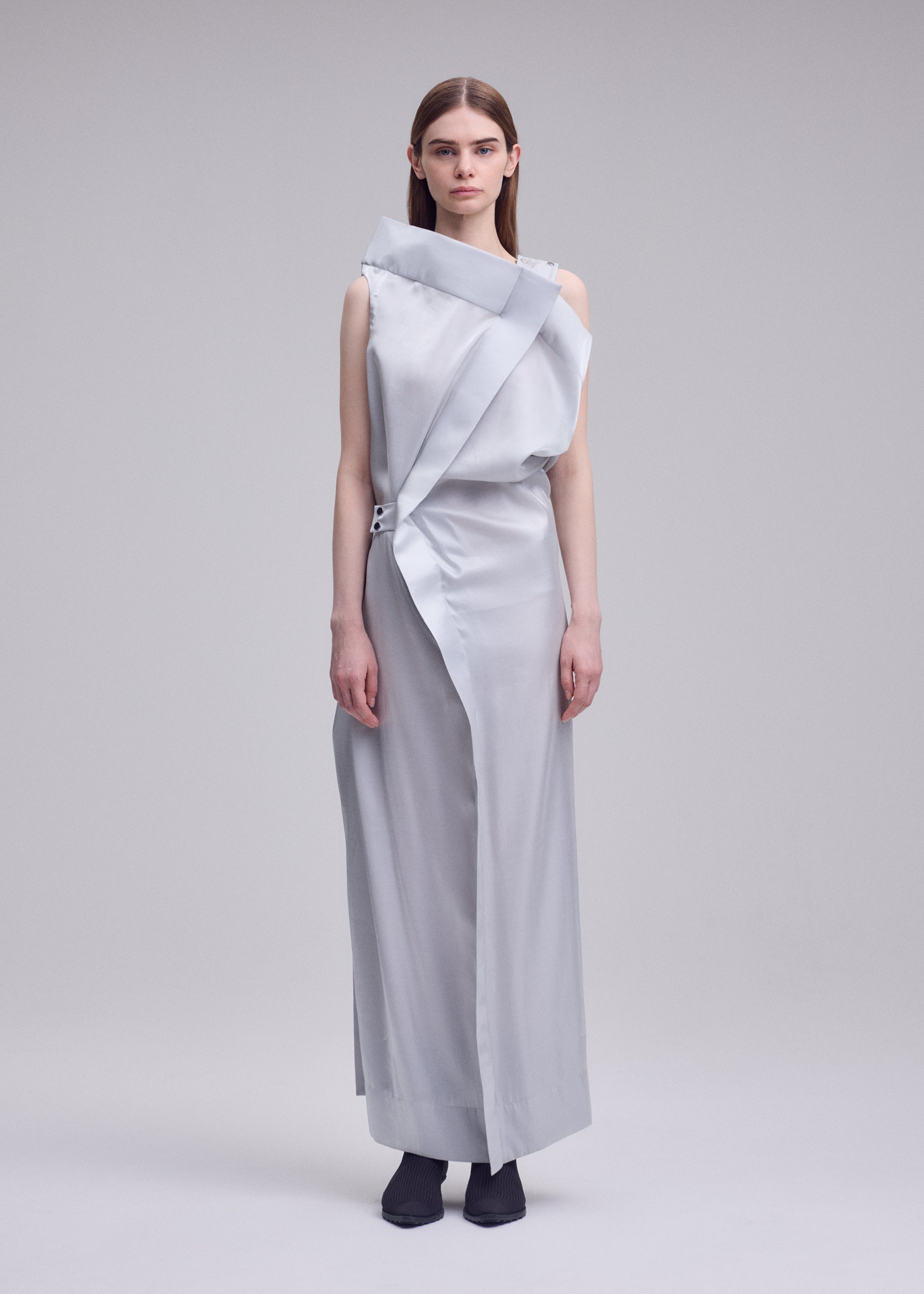 Issey Miyake Mercury šaty světle šedé lesklé