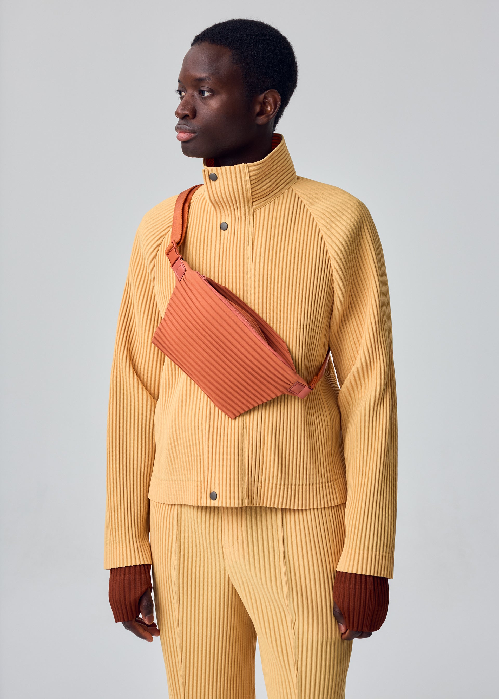Issey Miyake PLEATS SLIM BAG kabelka černá 2v1