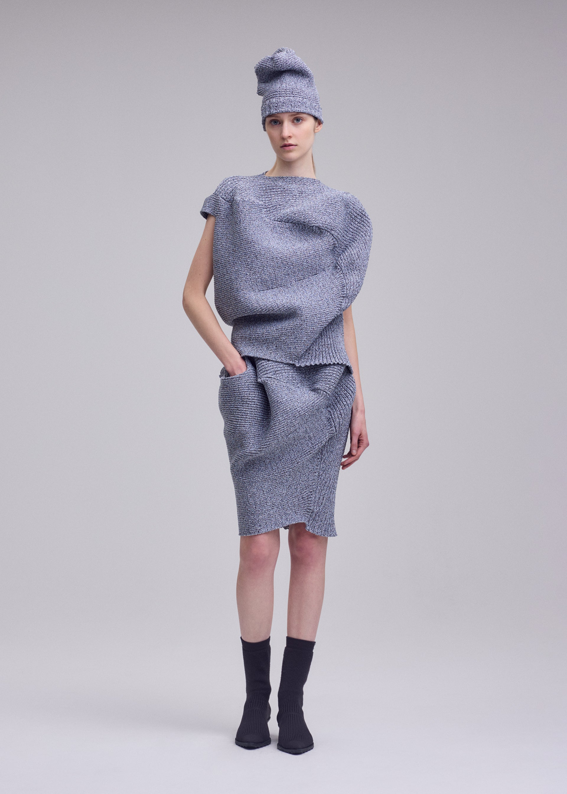 Issey Miyake Found Stone pletená minisukně off-white