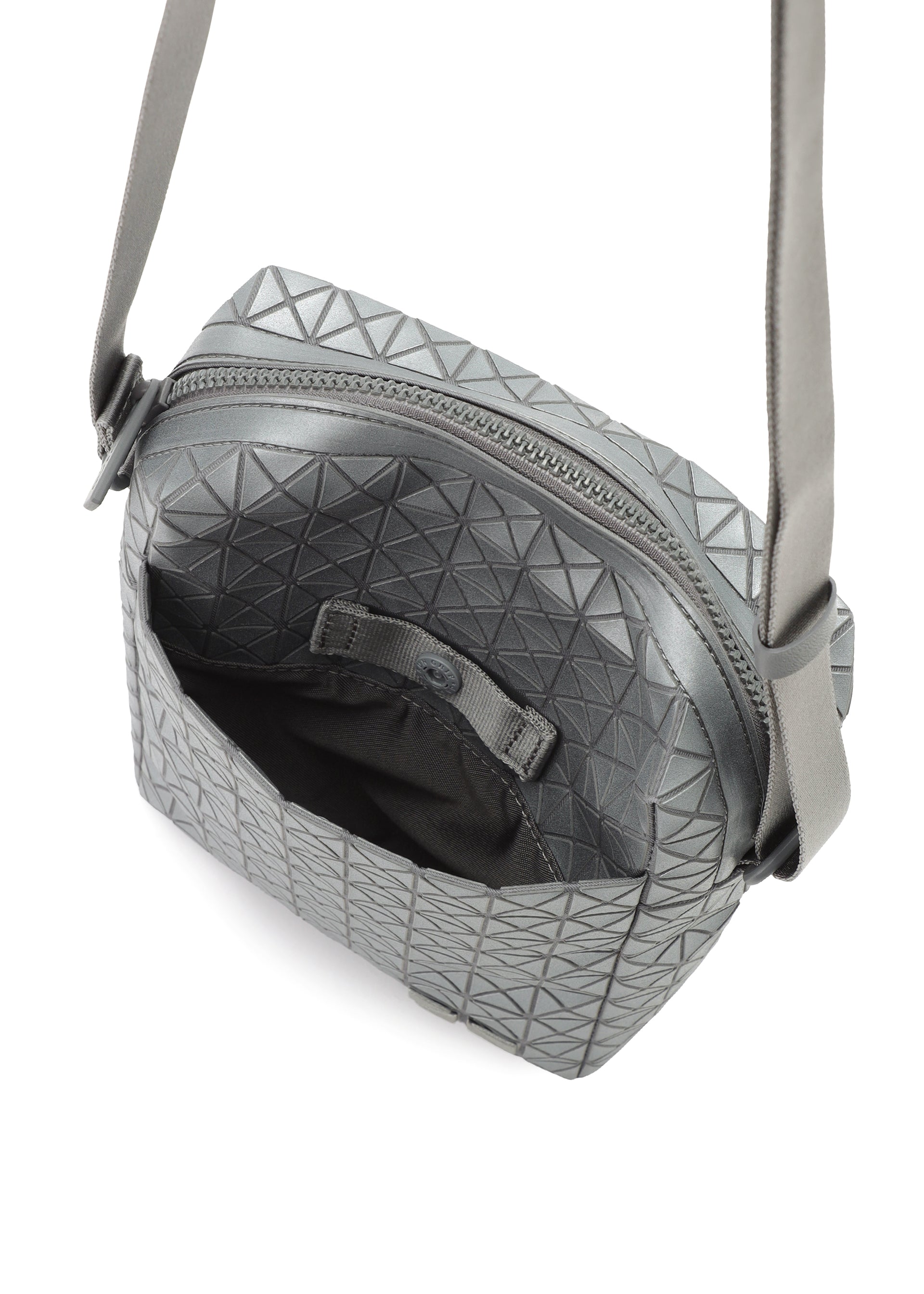 Issey Miyake Voyager Reflector kabelka přes rameno stříbrná reflexní