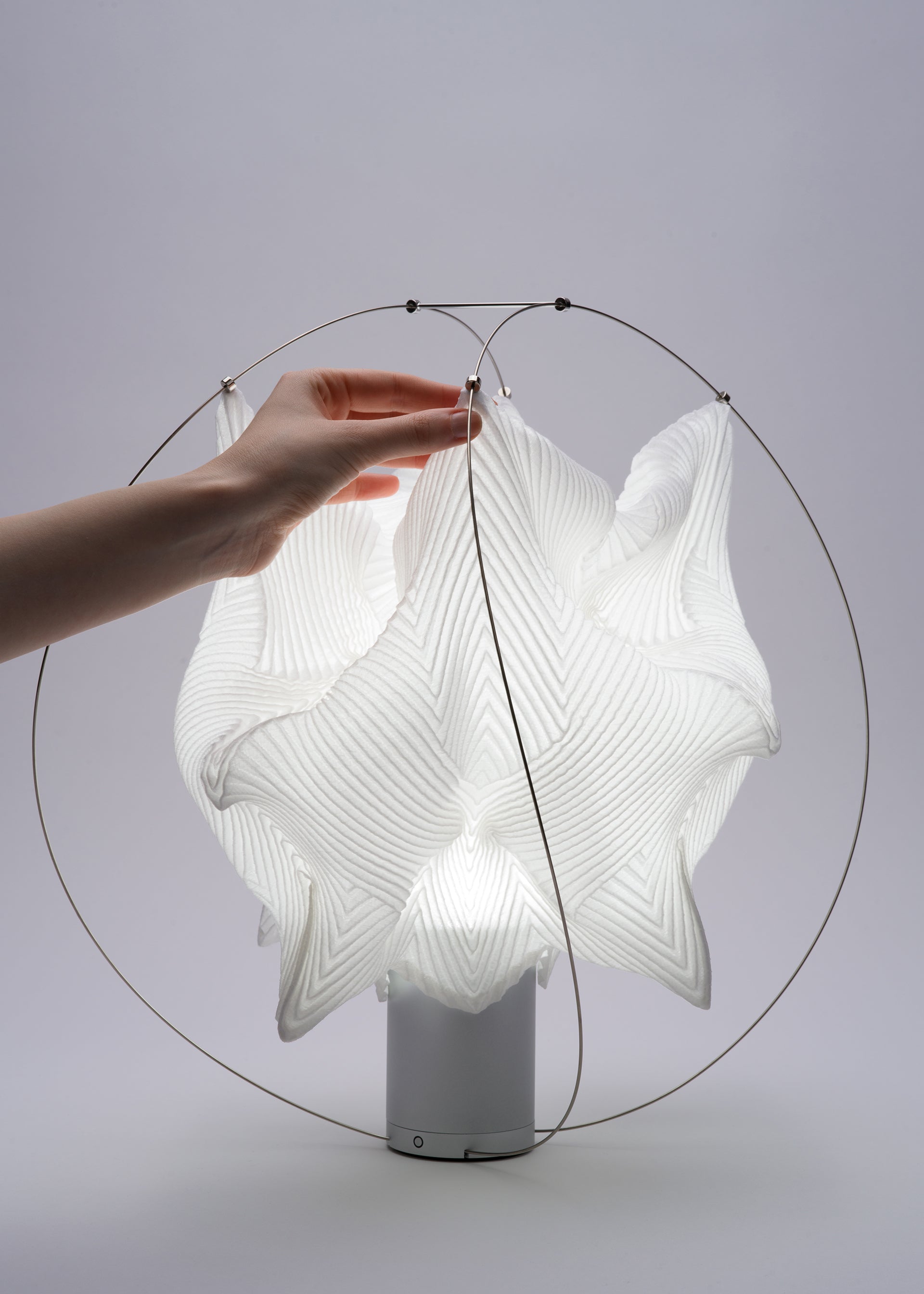 Issey Miyake Type-XIII O Series lampa bílá přenosná