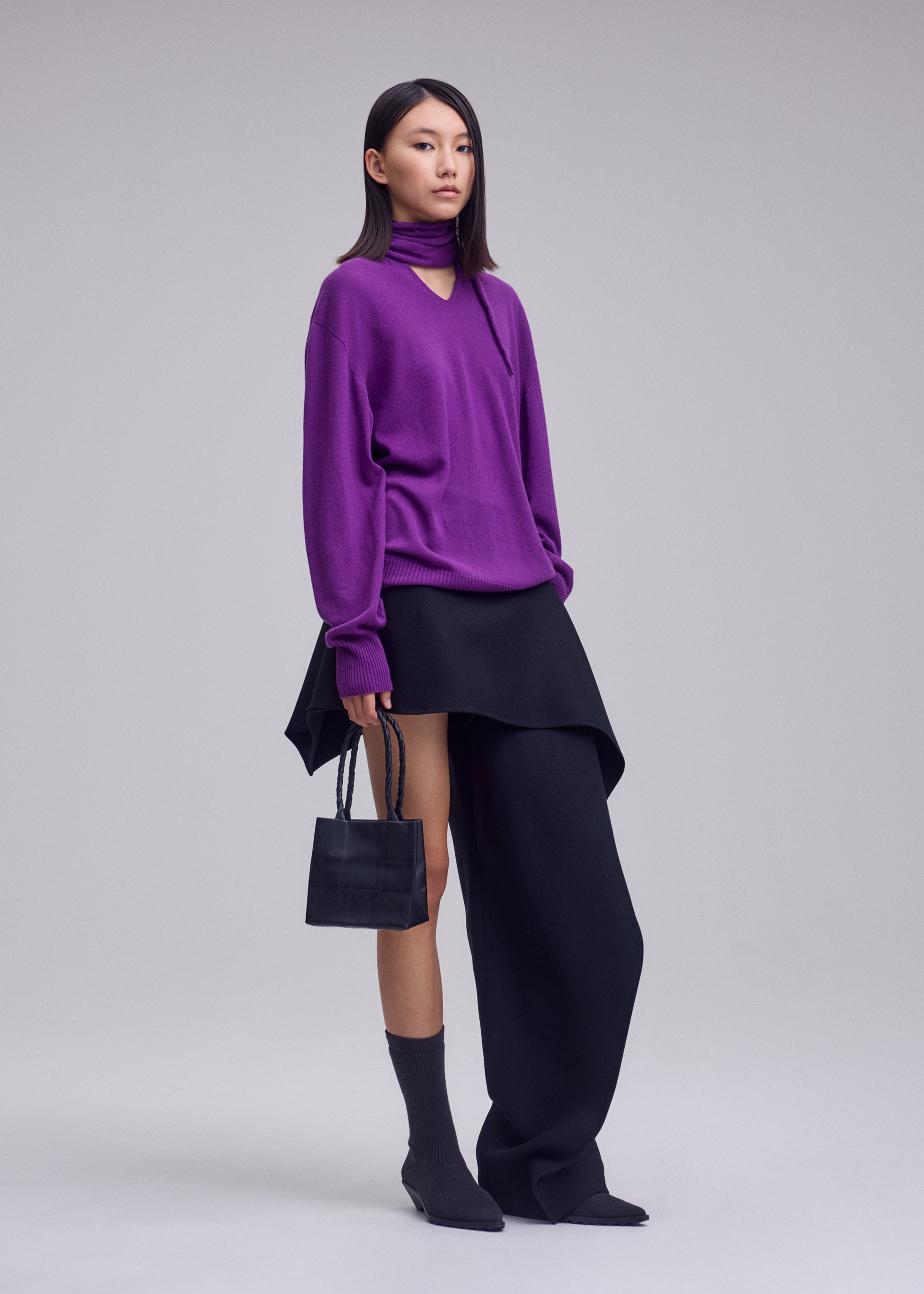 Issey Miyake Paper Bag kožená kabelka černá mini