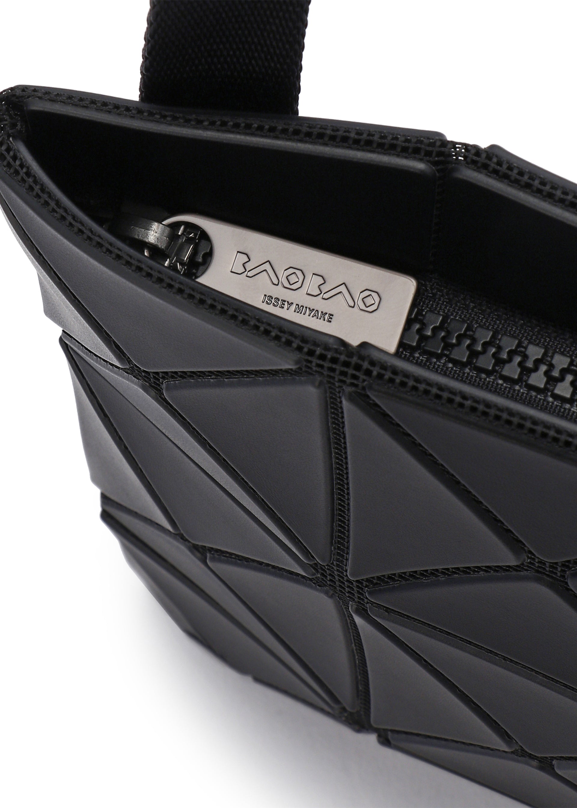Issey Miyake Lucent Matte shoulder kabelka světle šedá matná