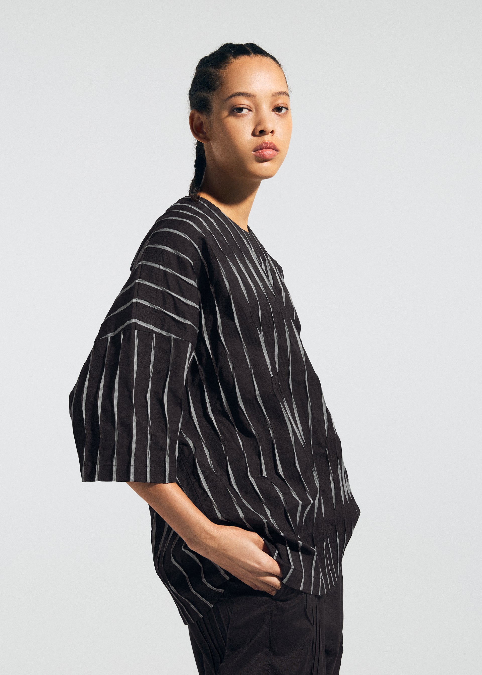 Issey Miyake Type-W 011 top černošedá pruhovaný