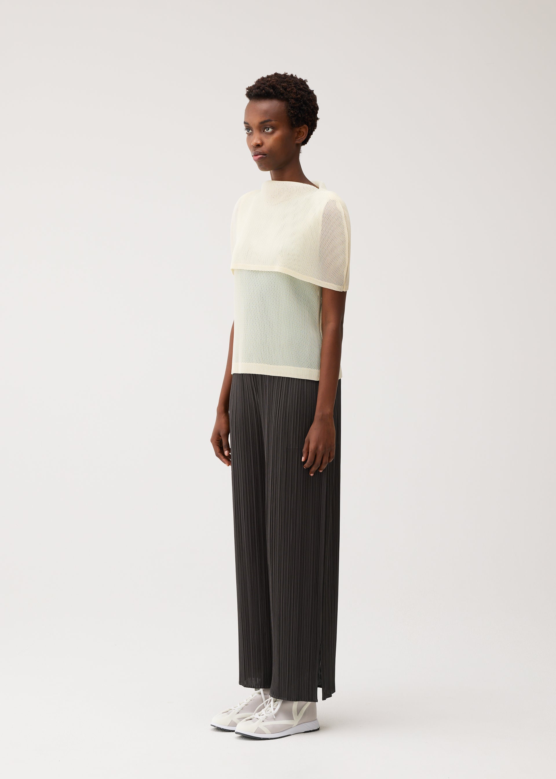 Issey Miyake Tatami August top s lodičkovým výstřihem modrý