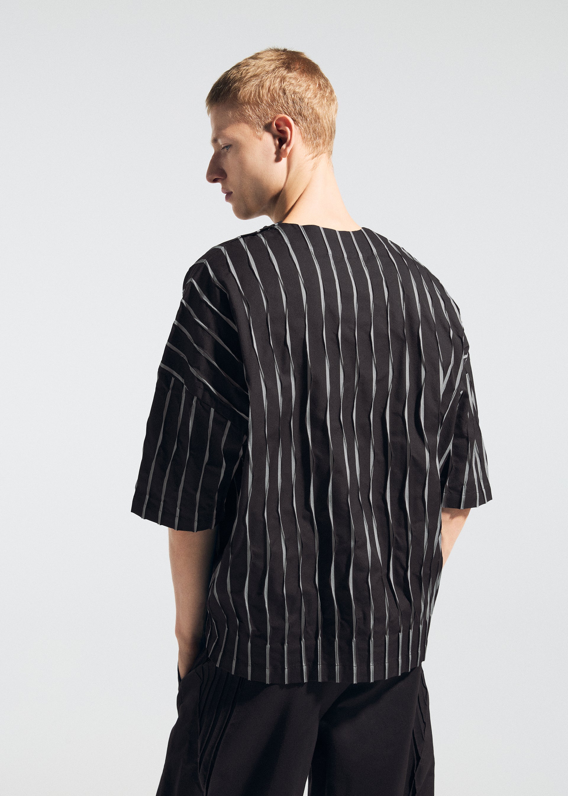 Issey Miyake Type-W 011 top černošedá pruhovaný
