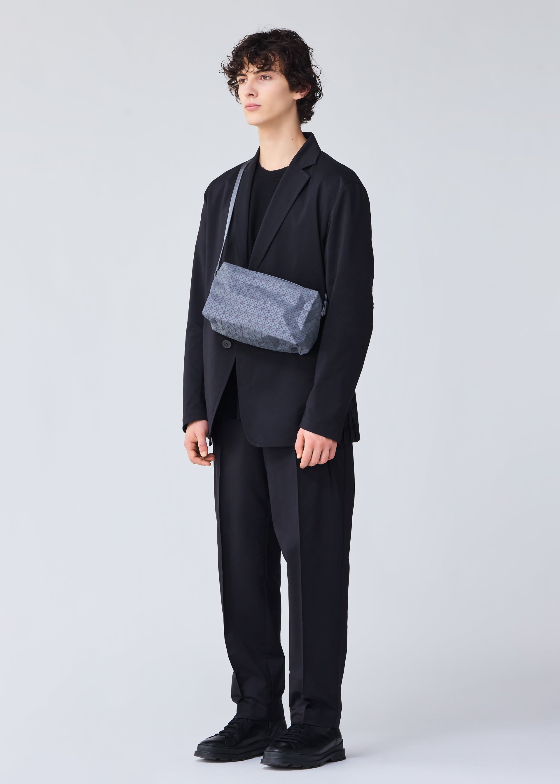 Issey Miyake Saddle Bag One-Tone kabelka šedá box