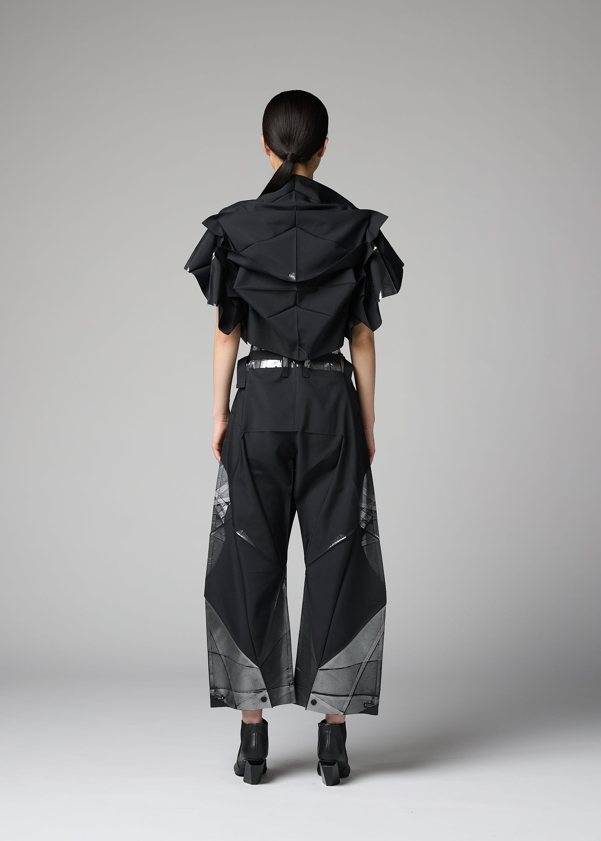 132 5. Issey Miyake No.10-2 top bílo-stříbrný