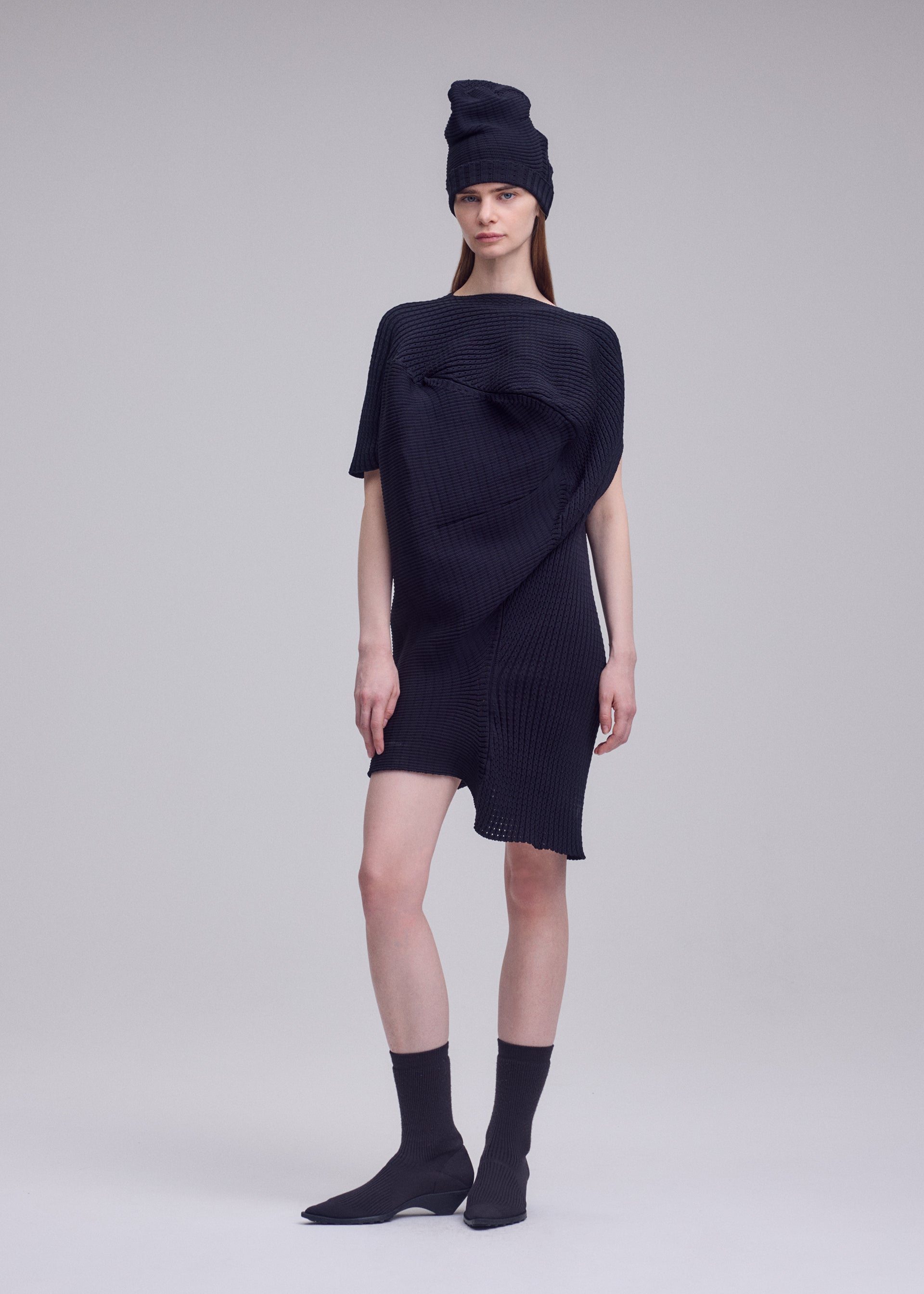Issey Miyake Found Stone mini šaty off-white úpletové