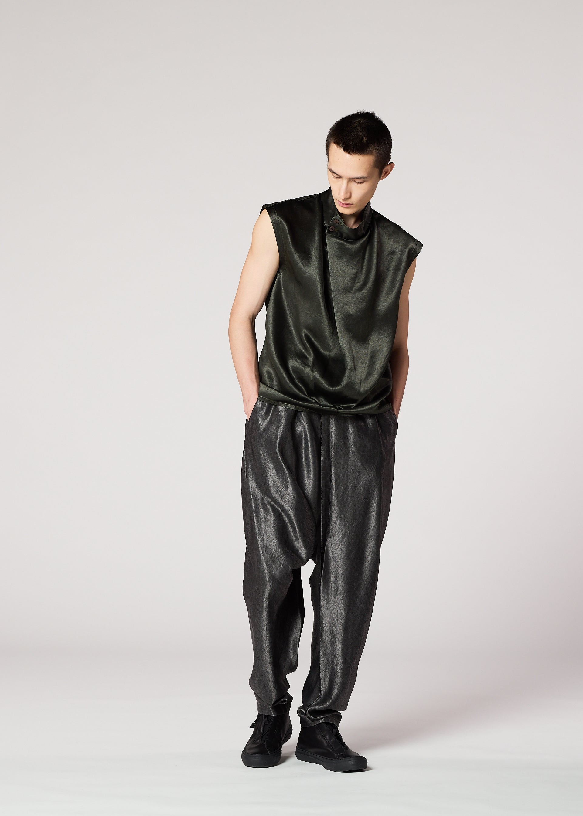 Issey Miyake Satin Wash LA61503 kalhoty charcoal gray acetátové