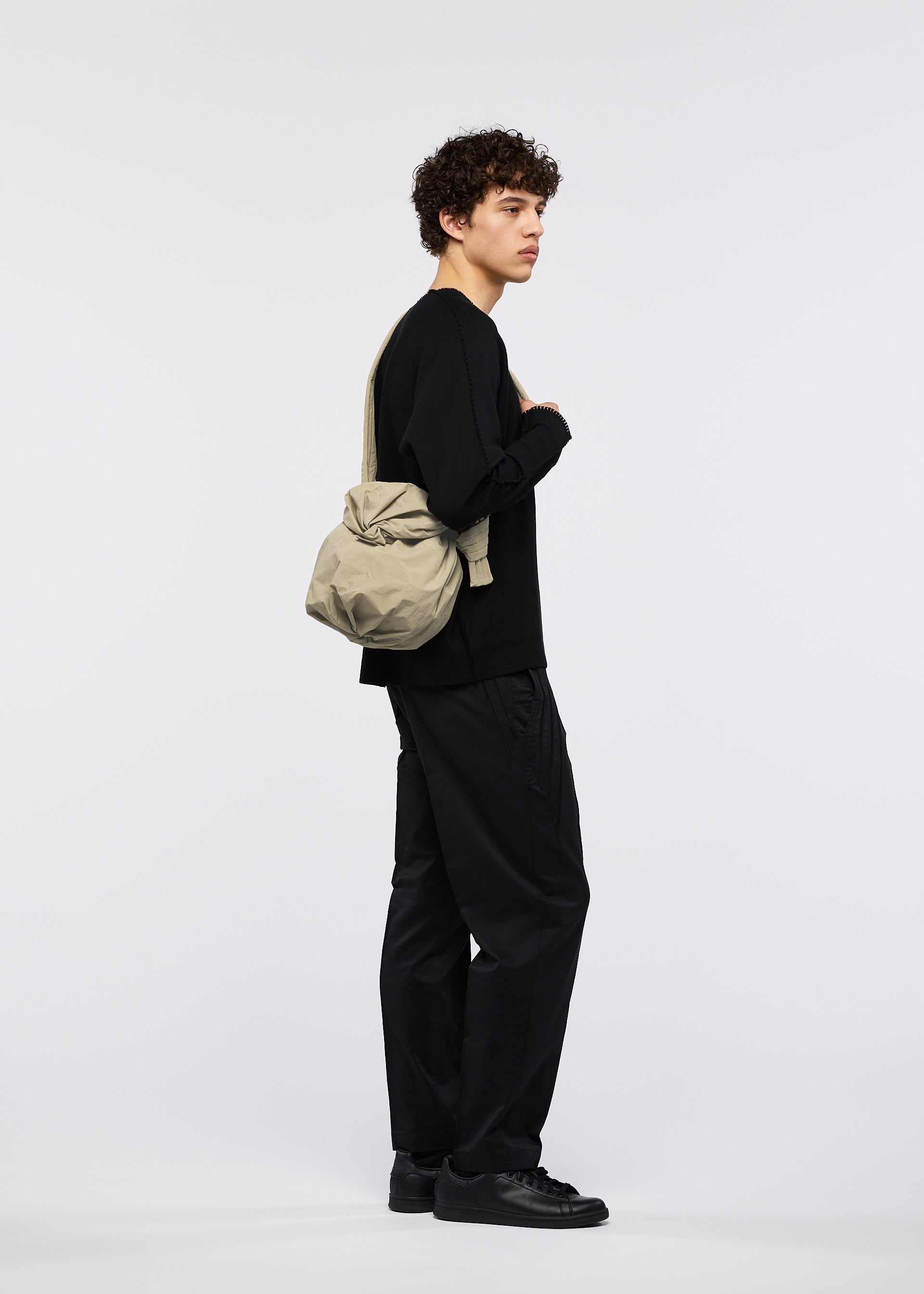 Issey Miyake Fuwa Fuwa crossbody kabelka černá lehká